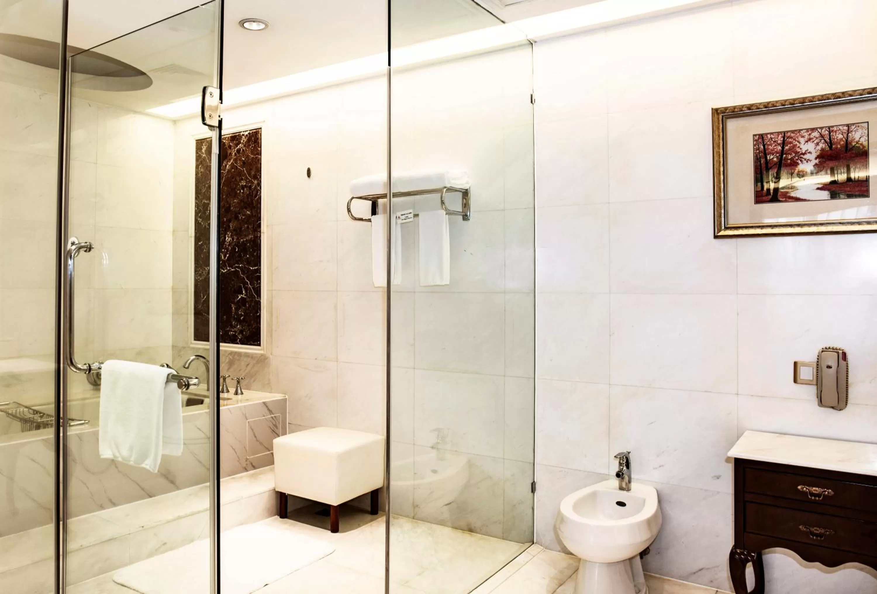 Bathroom in Crowne Plaza Hotel & Suites Landmark Shenzhen, an IHG Hotel - Nearby Luohu Border, Indoor heated swimming pool, Receive RMB100 SPA coupon upon check-in