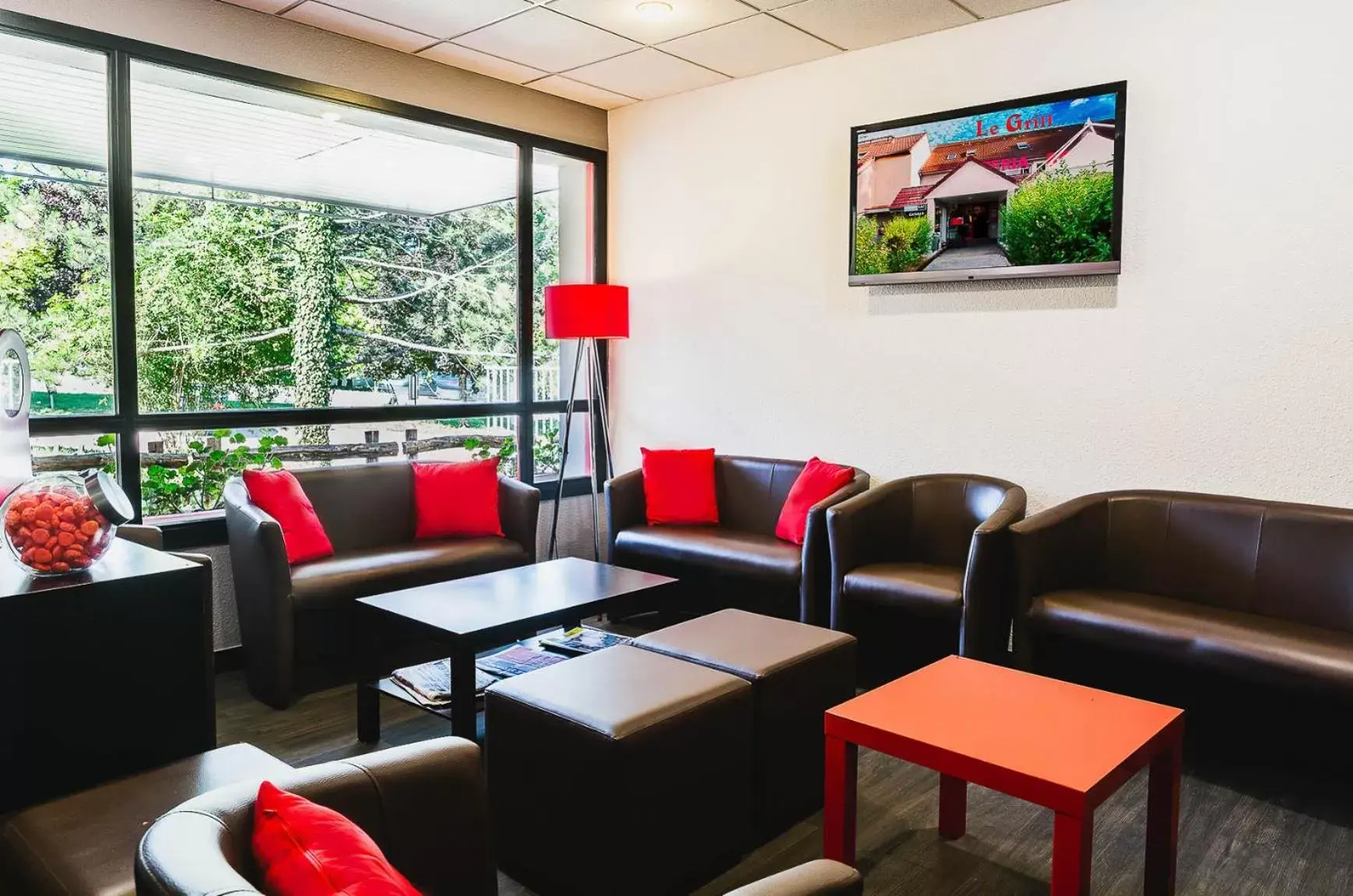Communal lounge/ TV room in Logis Hotel Lons-le-Saunier - Restaurant Le Grill