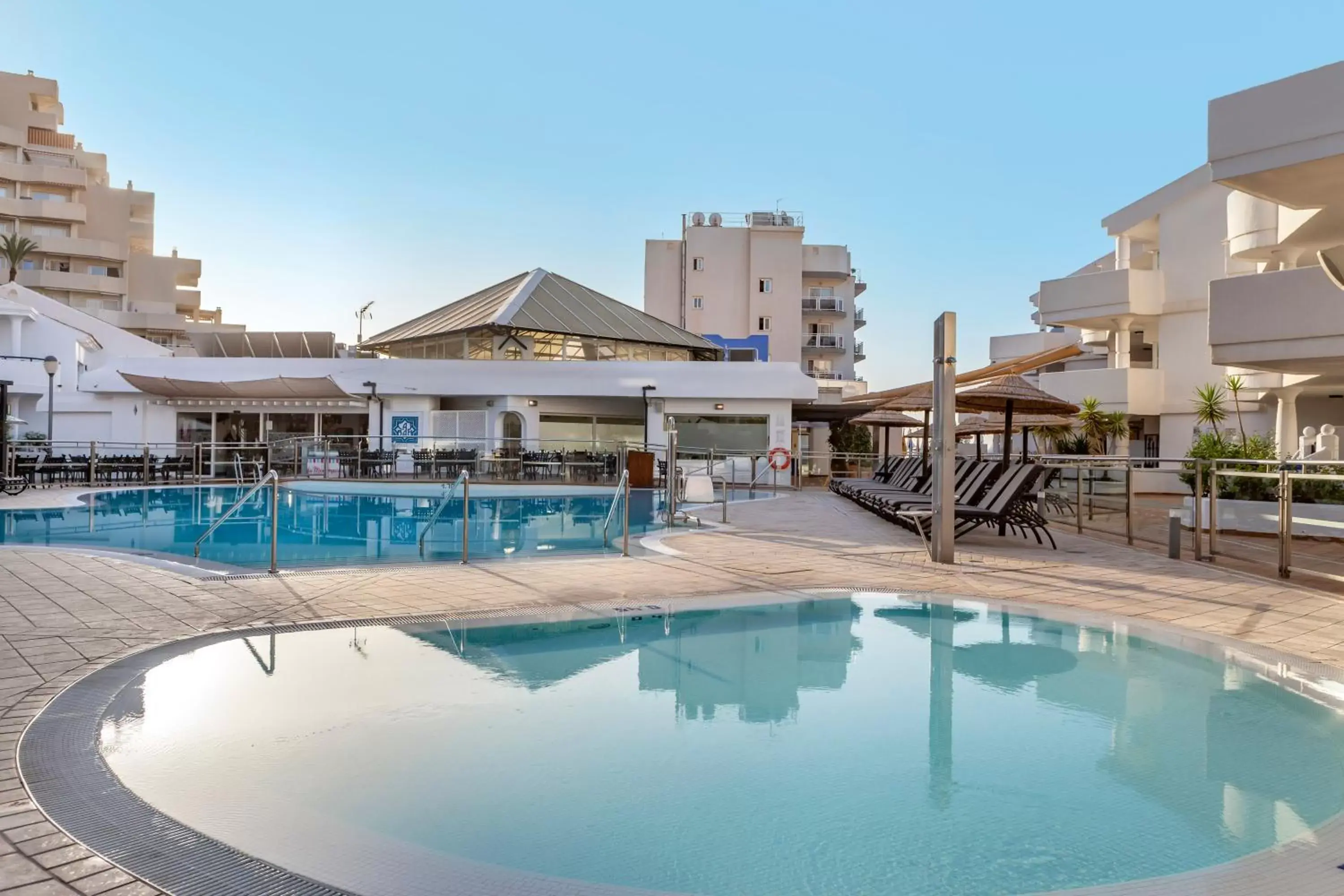 Property building, Swimming Pool in Sahara Sunset