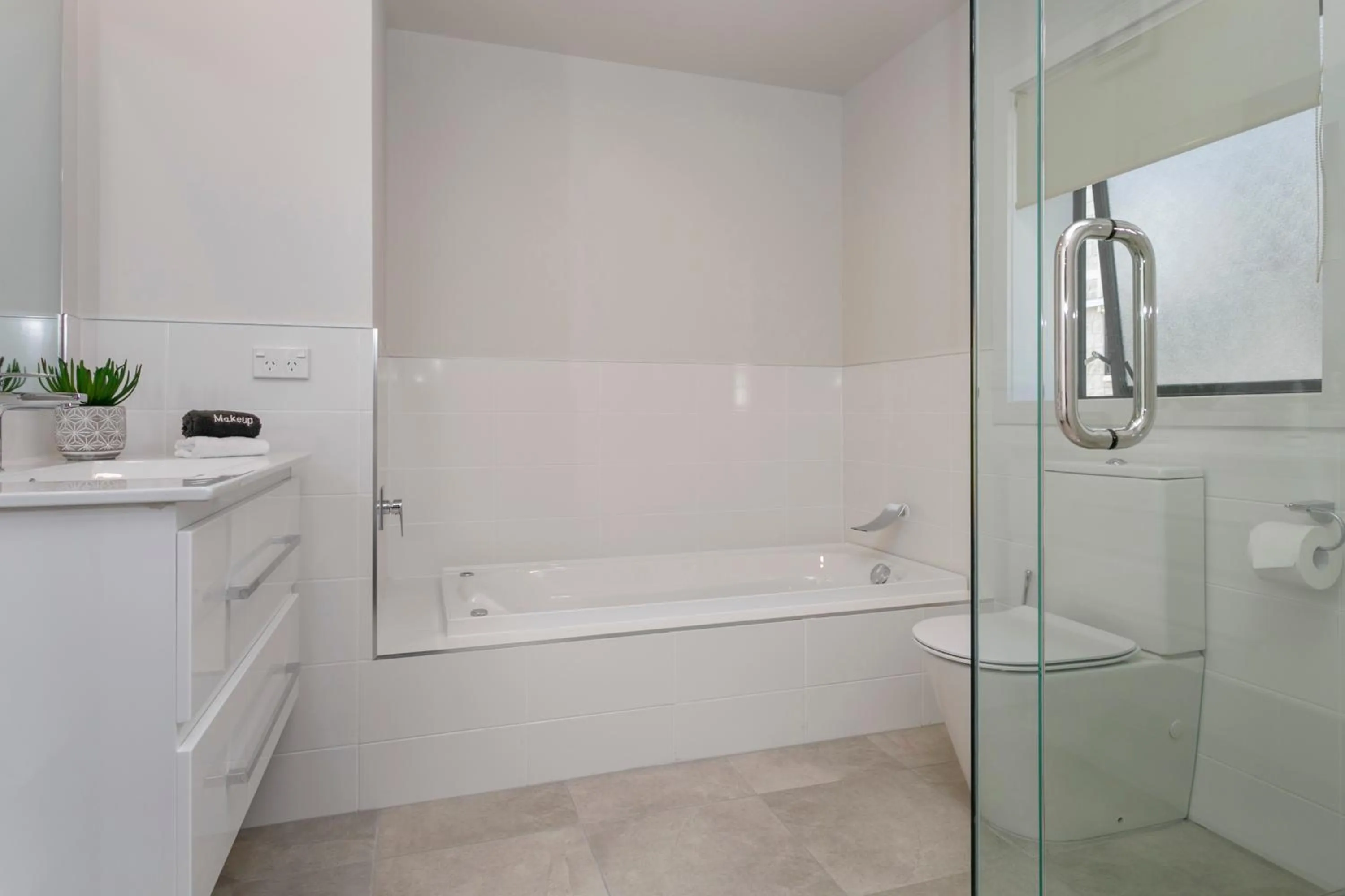 Bath in Acacia Lake View Motel