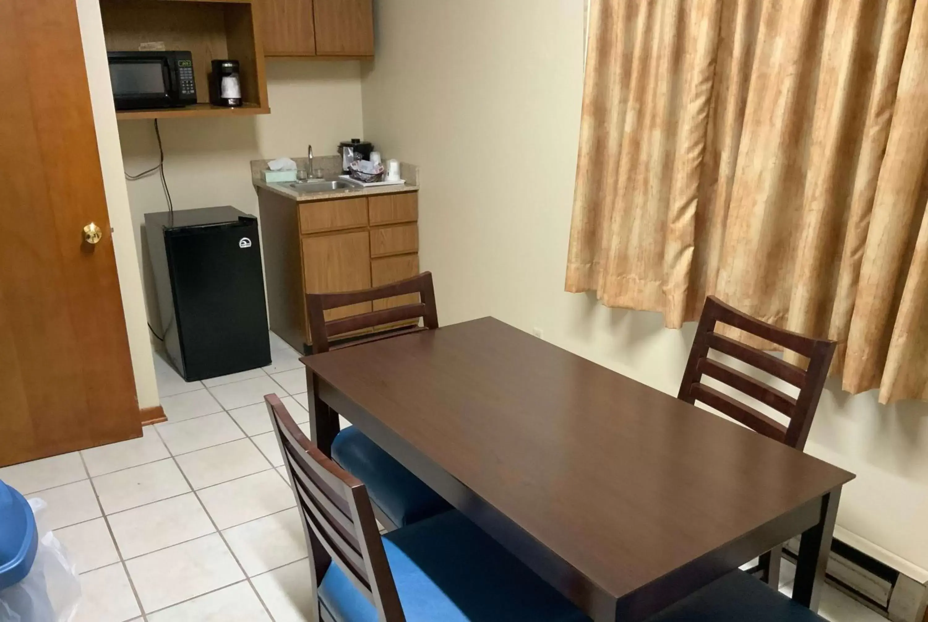 Photo of the whole room, Dining Area in Days Inn by Wyndham Wauseon