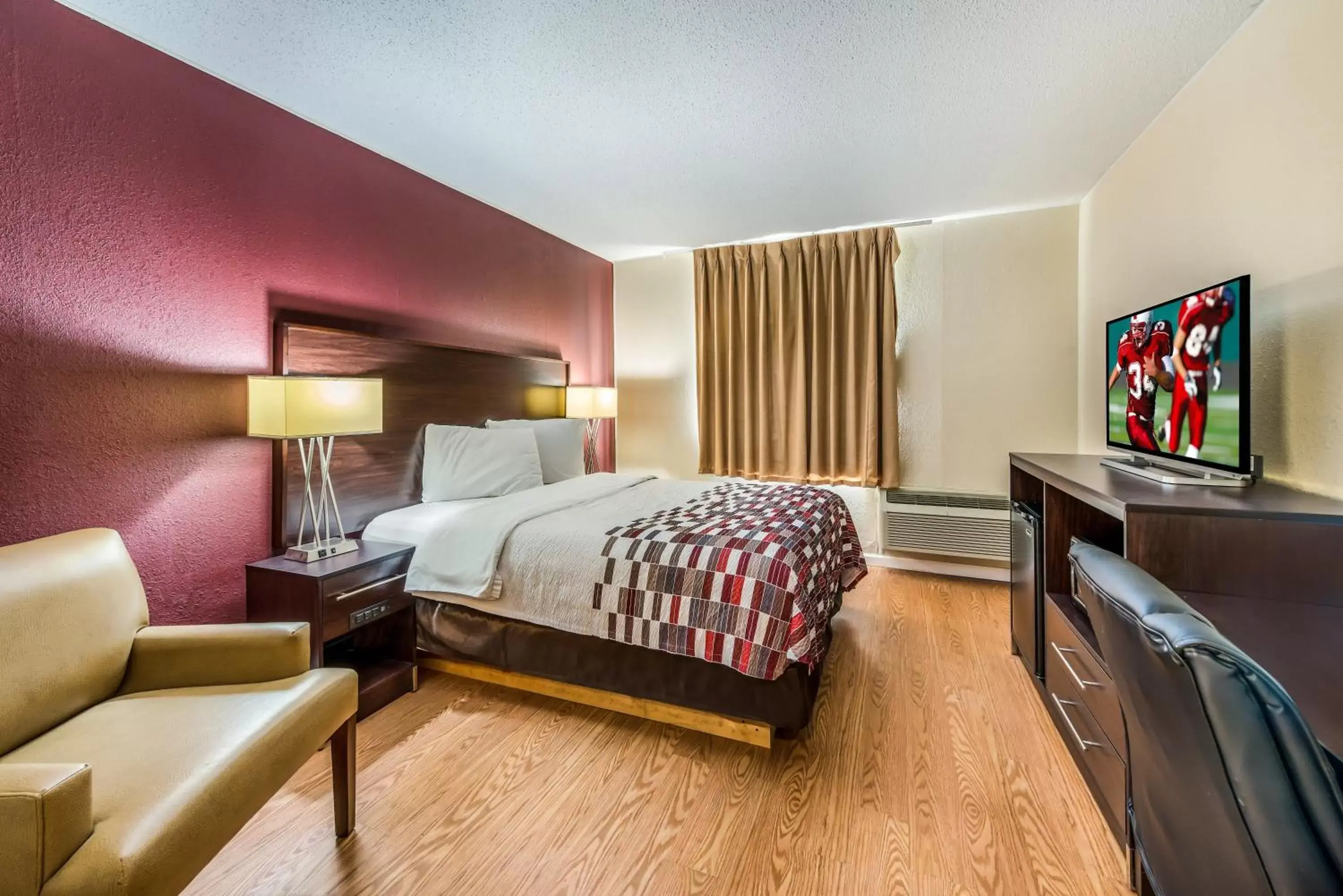 Bedroom in Red Roof Inn & Suites Wapakoneta