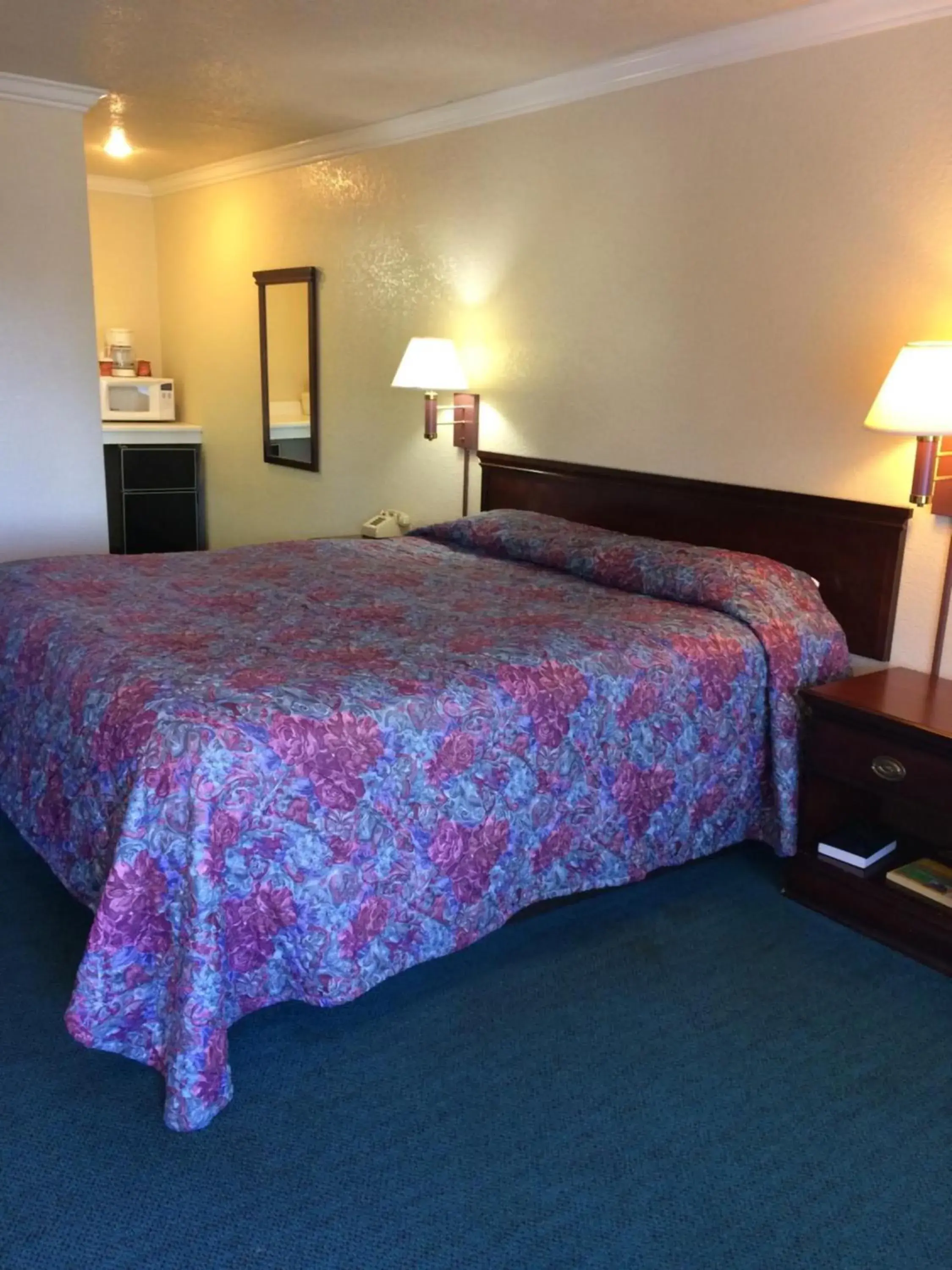 Bed in Oak Motel