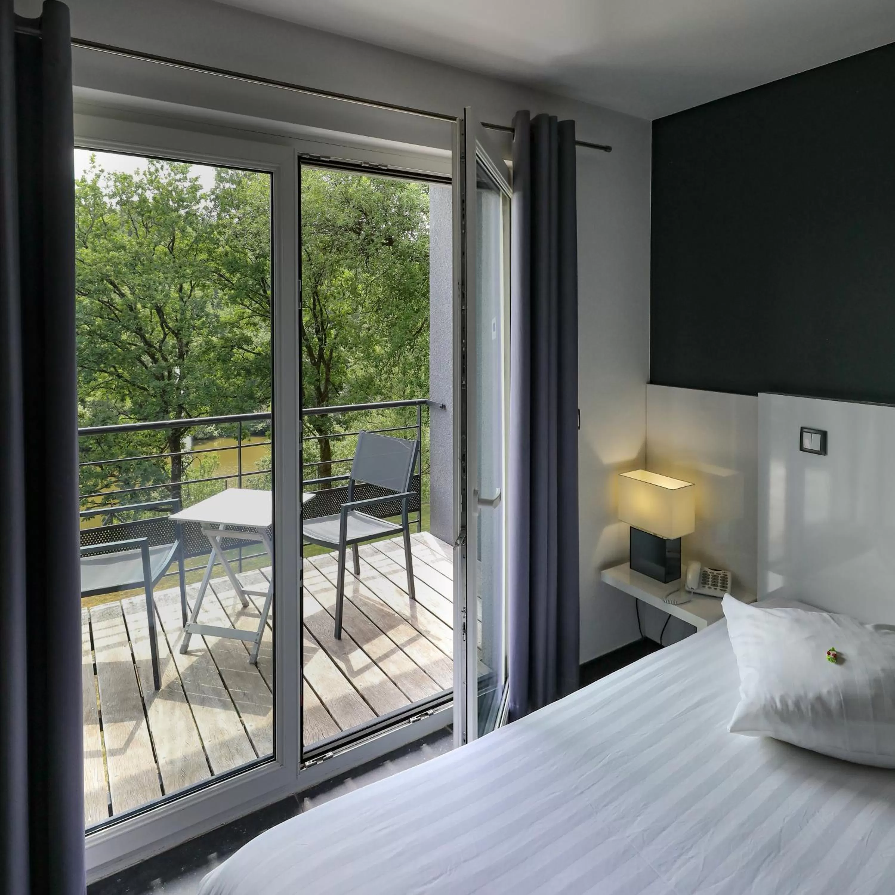 Balcony/Terrace, TV/Entertainment Center in Hotel Eden Ardenne