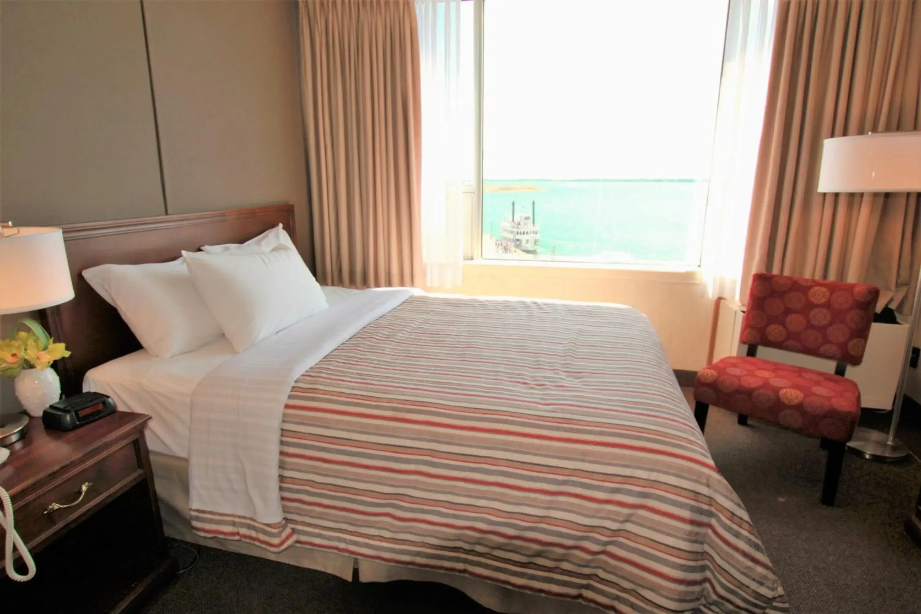 Day, Bed in Confederation Place Hotel