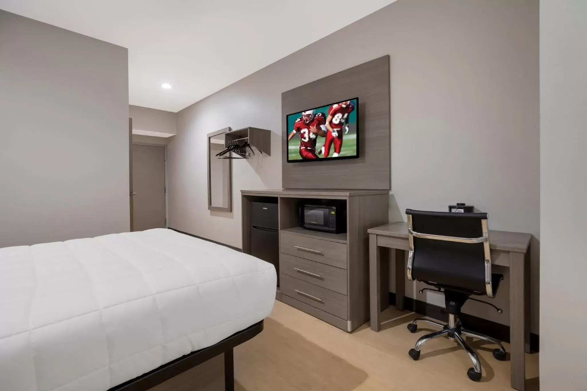 Photo of the whole room, TV/Entertainment Center in Red Roof Inn Sulphur