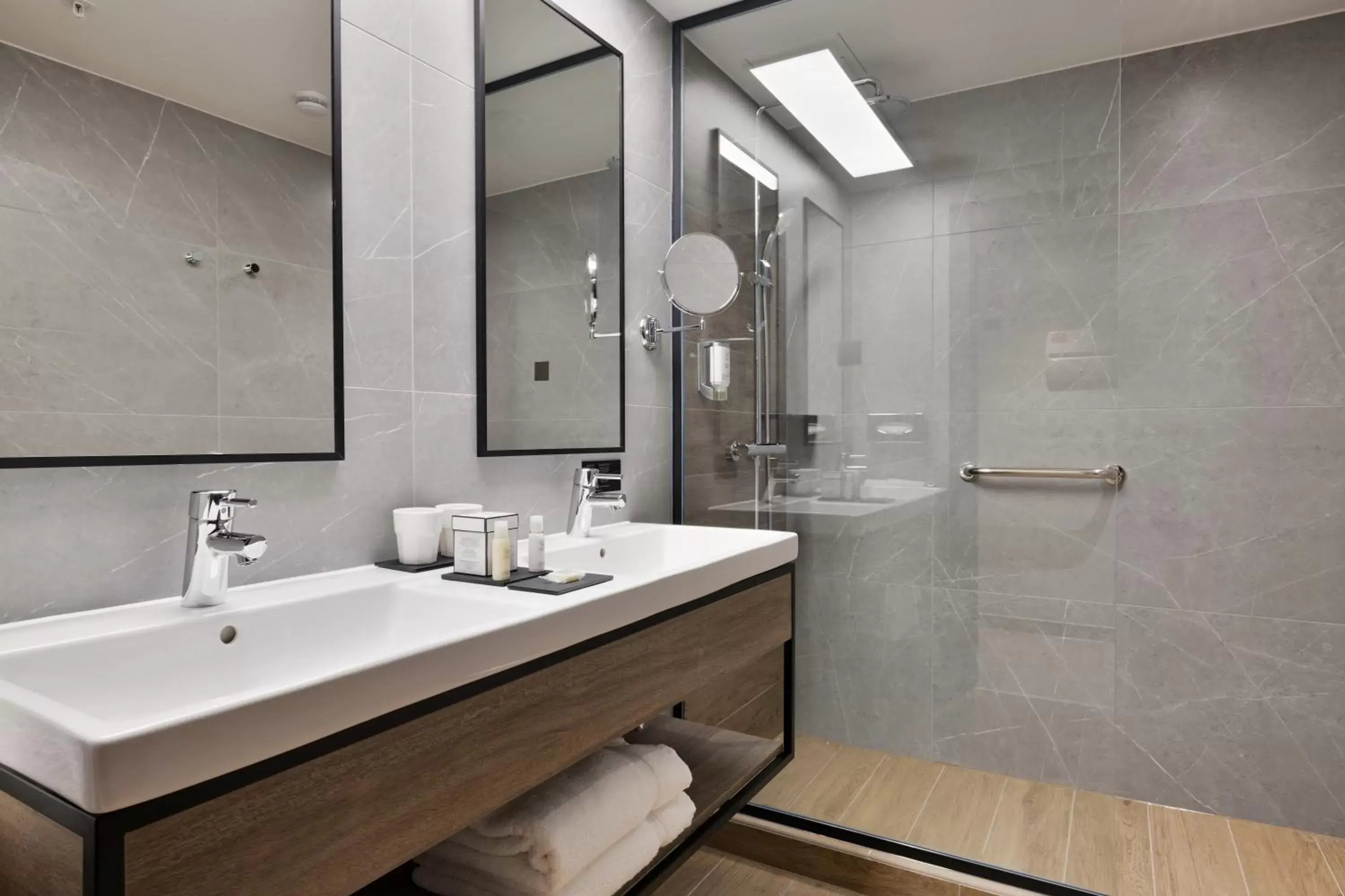 Shower, Bathroom in Riu Plaza London Victoria