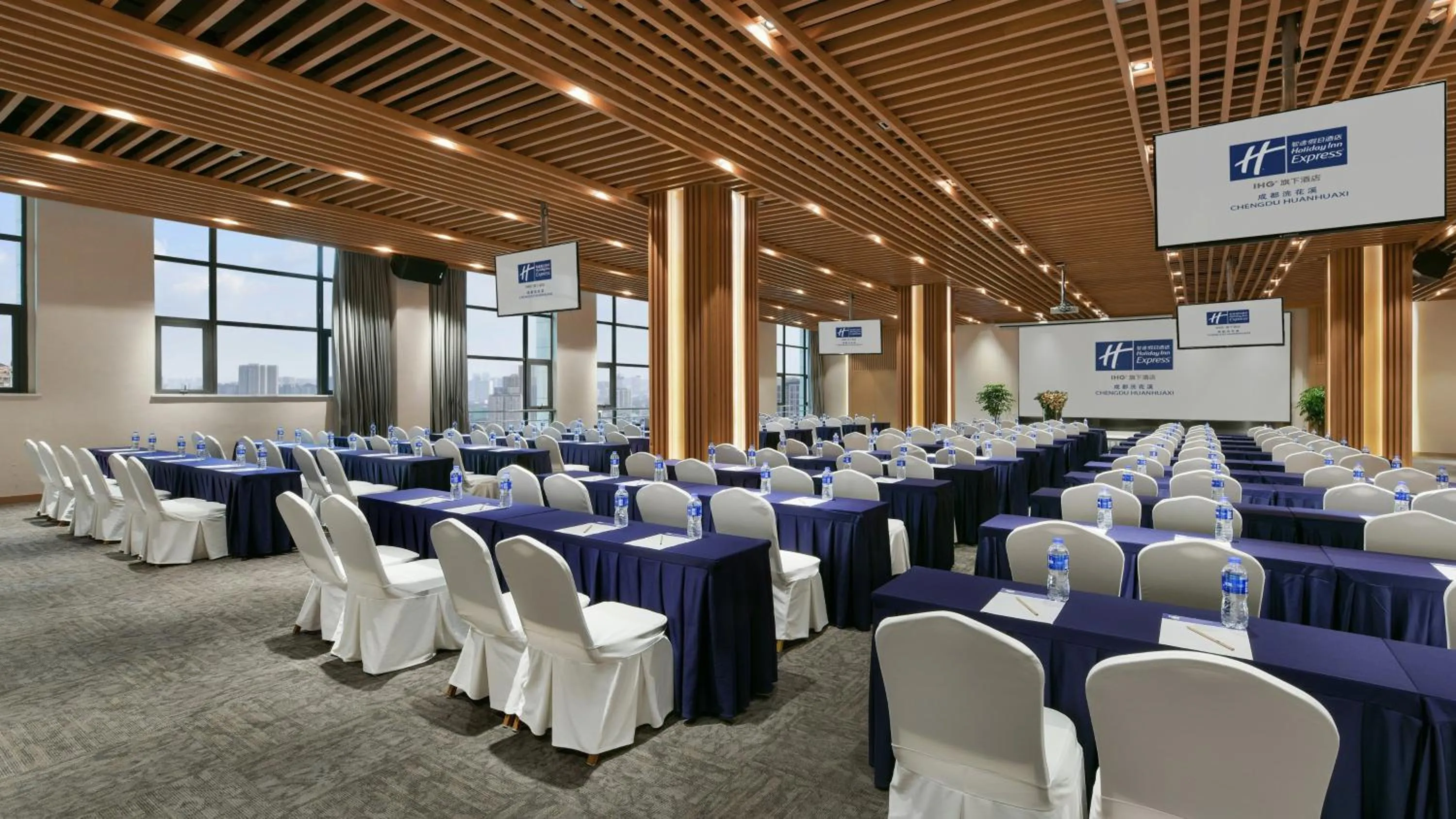 Meeting/conference room in Holiday Inn Express Chengdu Huanhuaxi by IHG-Near Jinsha Site Musem,Near Wuhou Temple Museum,Welcome drinks,Free gym,Free self-service laundry