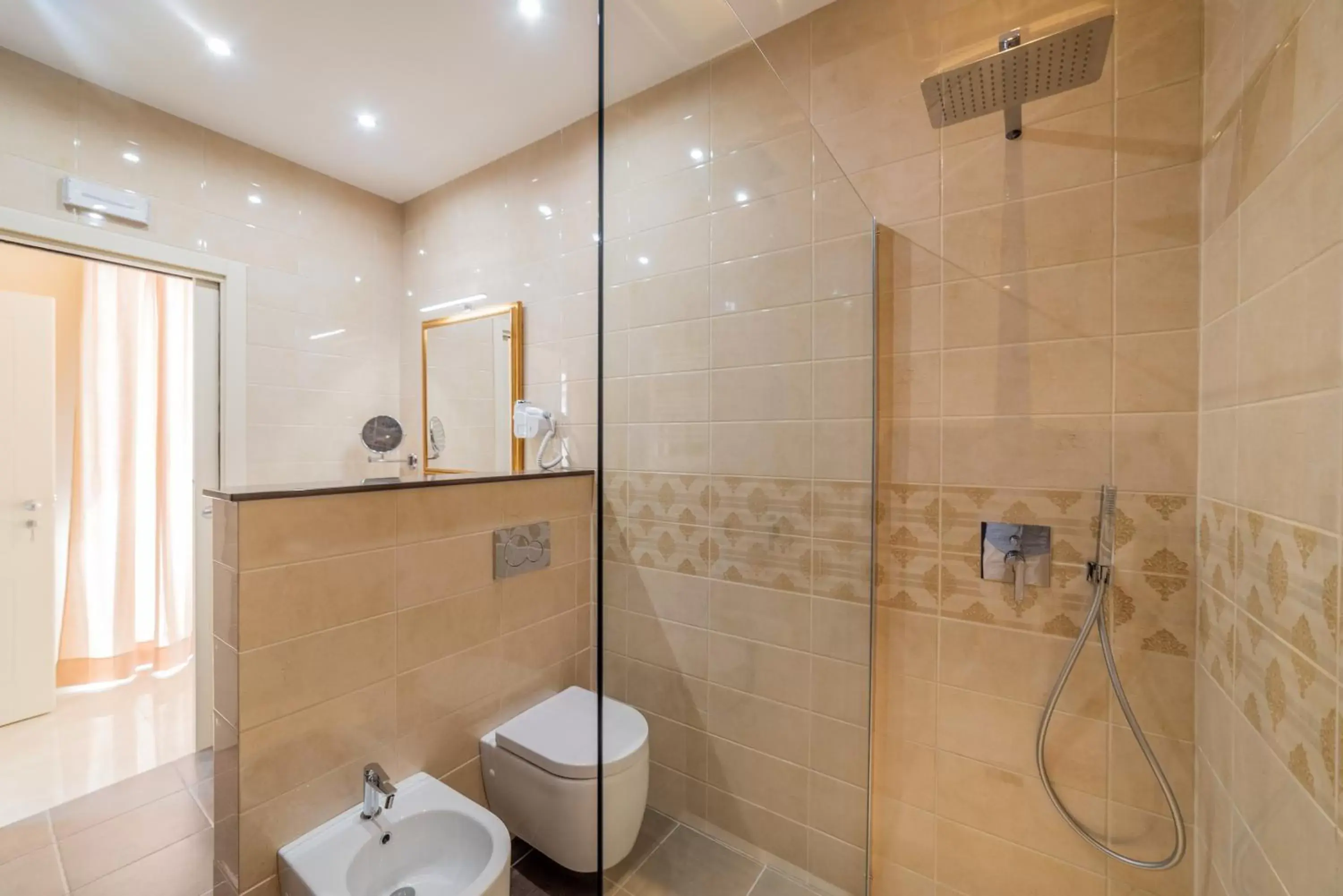 Shower, Bathroom in Hotel Casa Adele