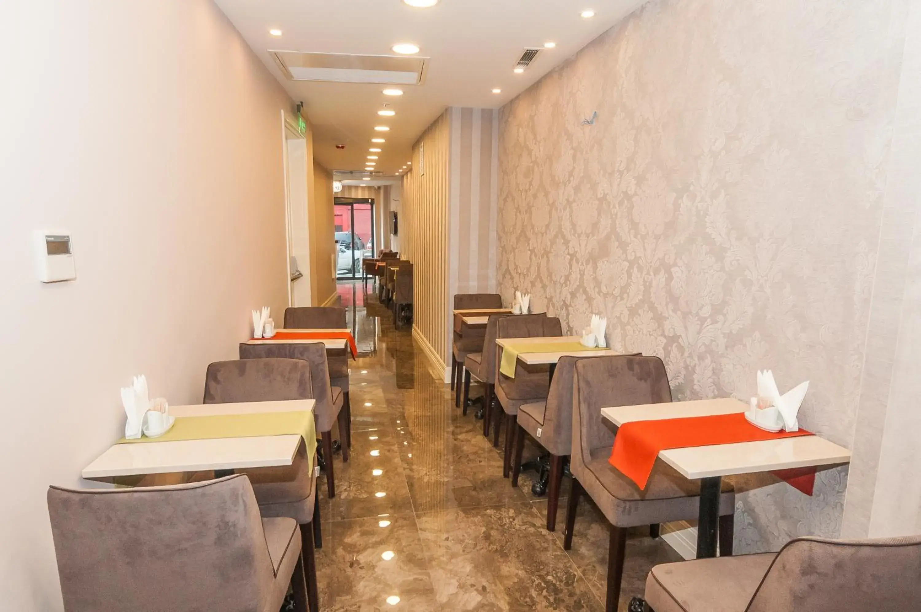 Restaurant/Places to Eat in Park Grazza Hotel