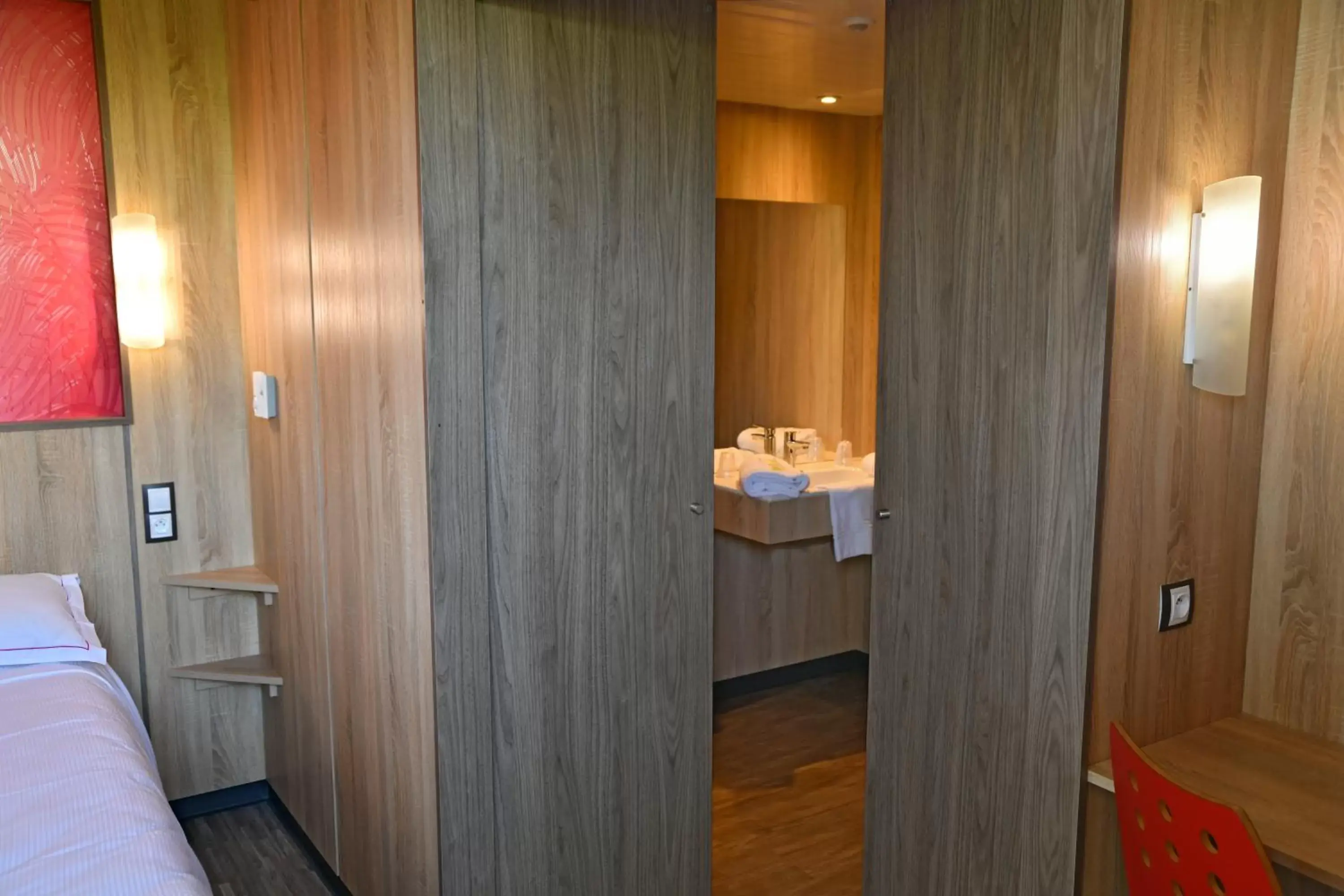 Bathroom in The Originals Access Aéroport, Hôtel Aurillac