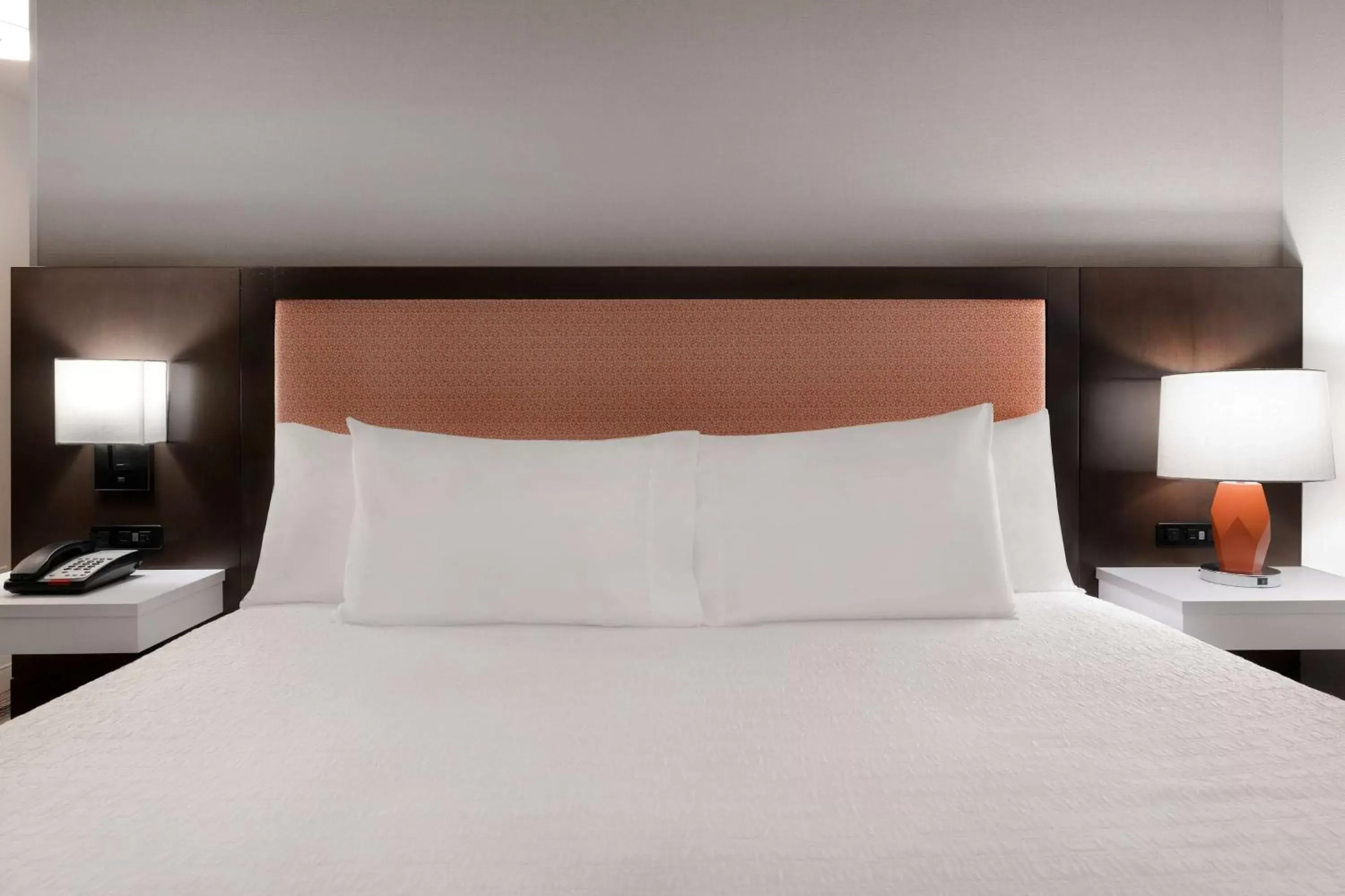 Bed in Hampton Inn & Suites Tulare Bed in Hampton Inn & Suites Tulare