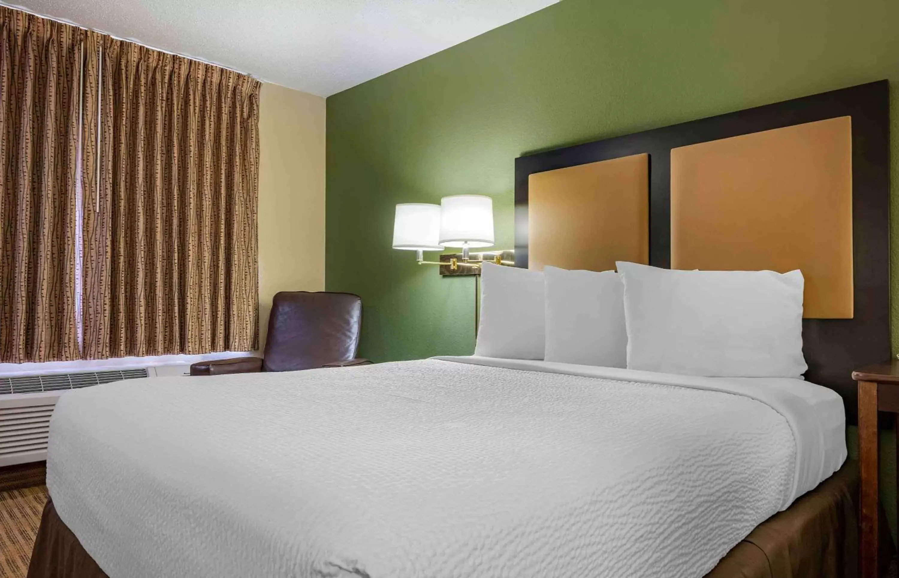 Bedroom, Bed in Extended Stay America Suites - Pittsburgh - West Mifflin