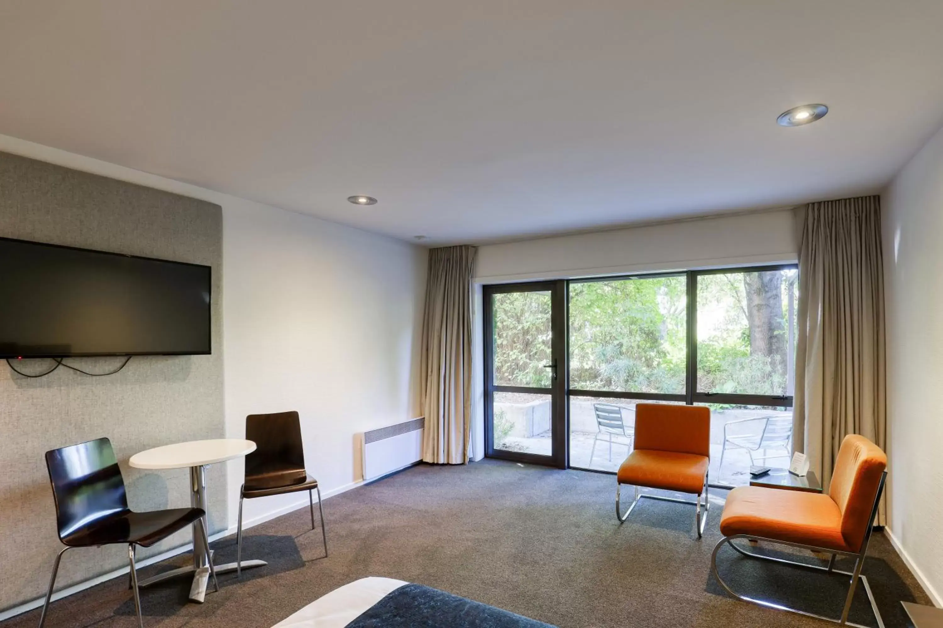 Living room, Seating Area in Garden Court Suites & Apartments