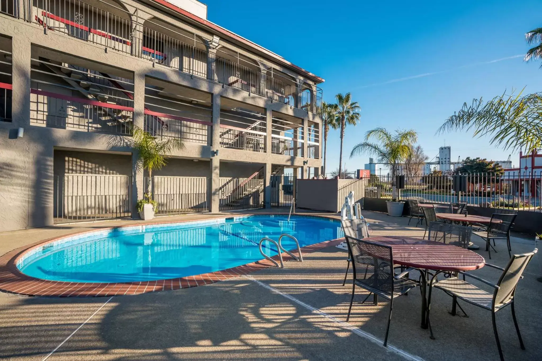 Swimming Pool in Red Roof Inn Stockton