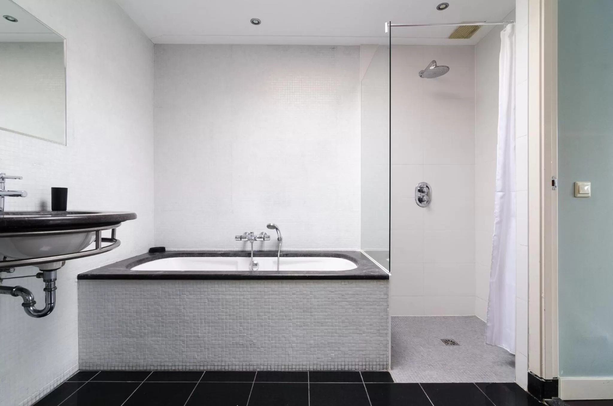 Bathroom in Marnix Top: 8P near Leidsche