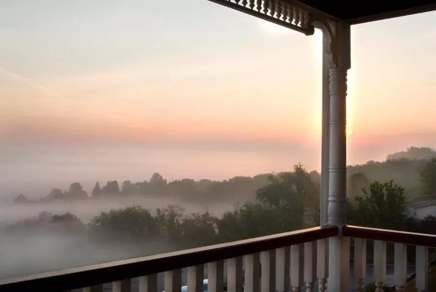 Balcony/Terrace, Sunrise/Sunset in Carlisle Inn Walnut Creek