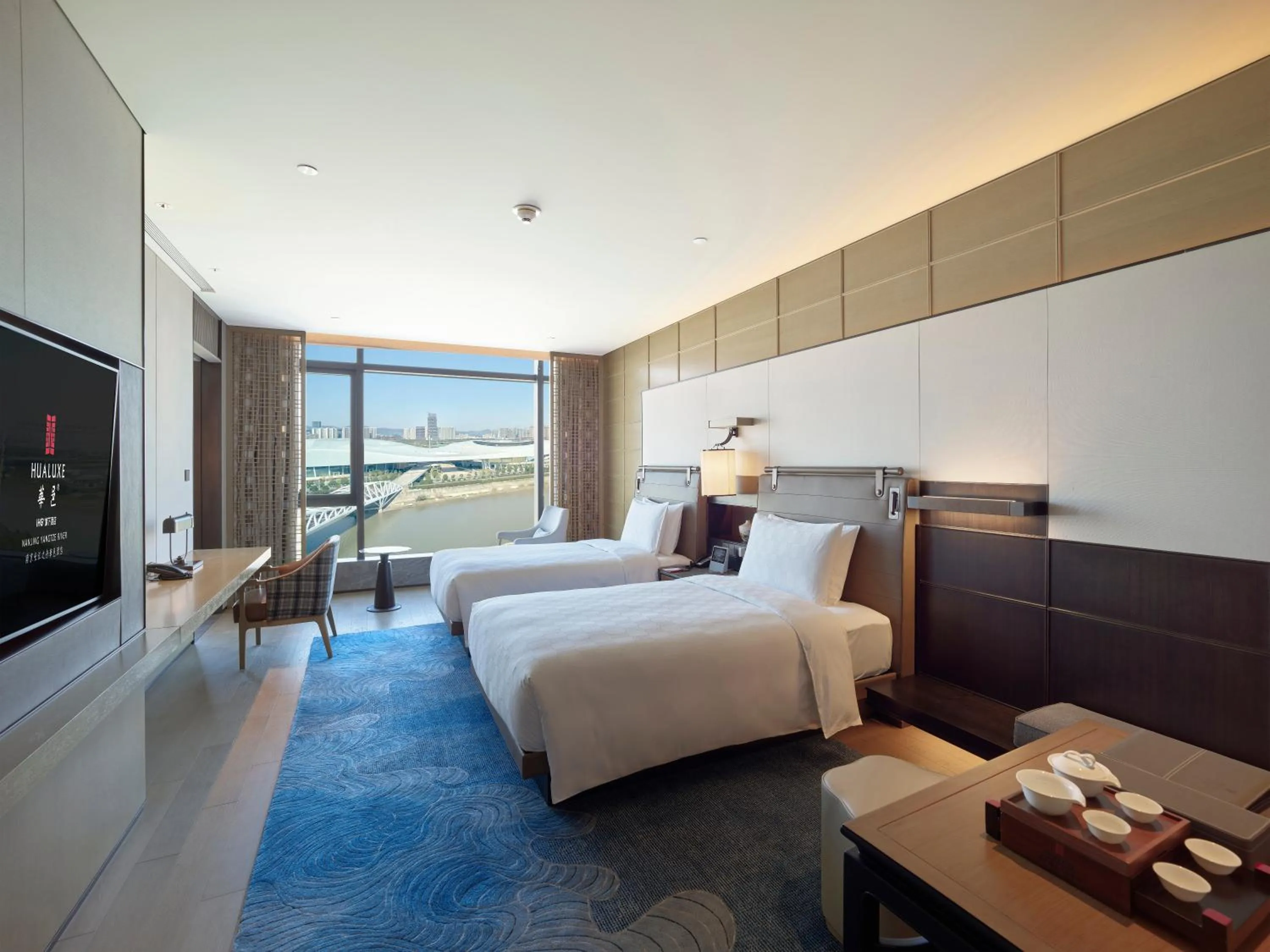 Photo of the whole room, Bed in HUALUXE Nanjing Yangtze River