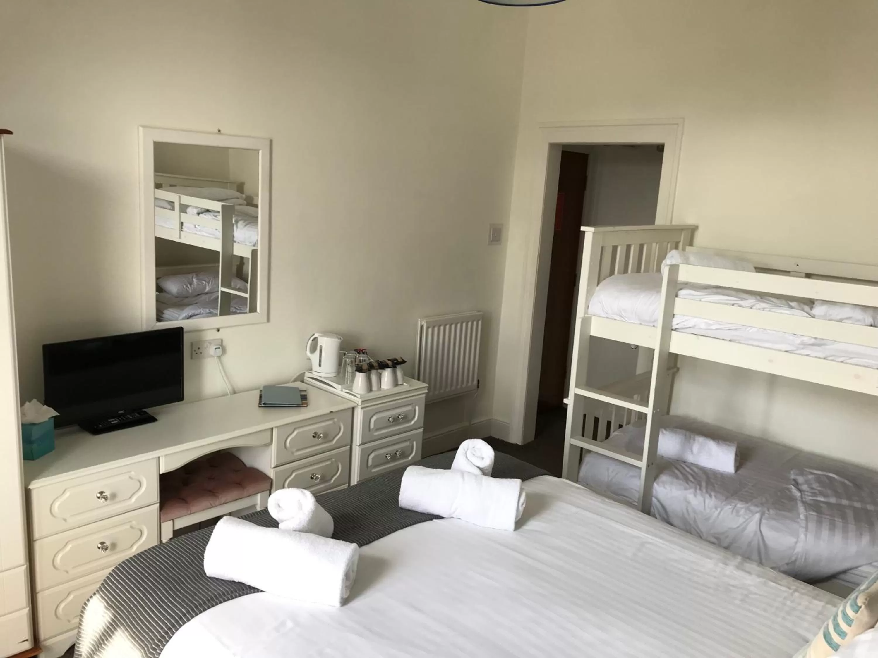 Bedroom, Bed in The Oasis Hotel