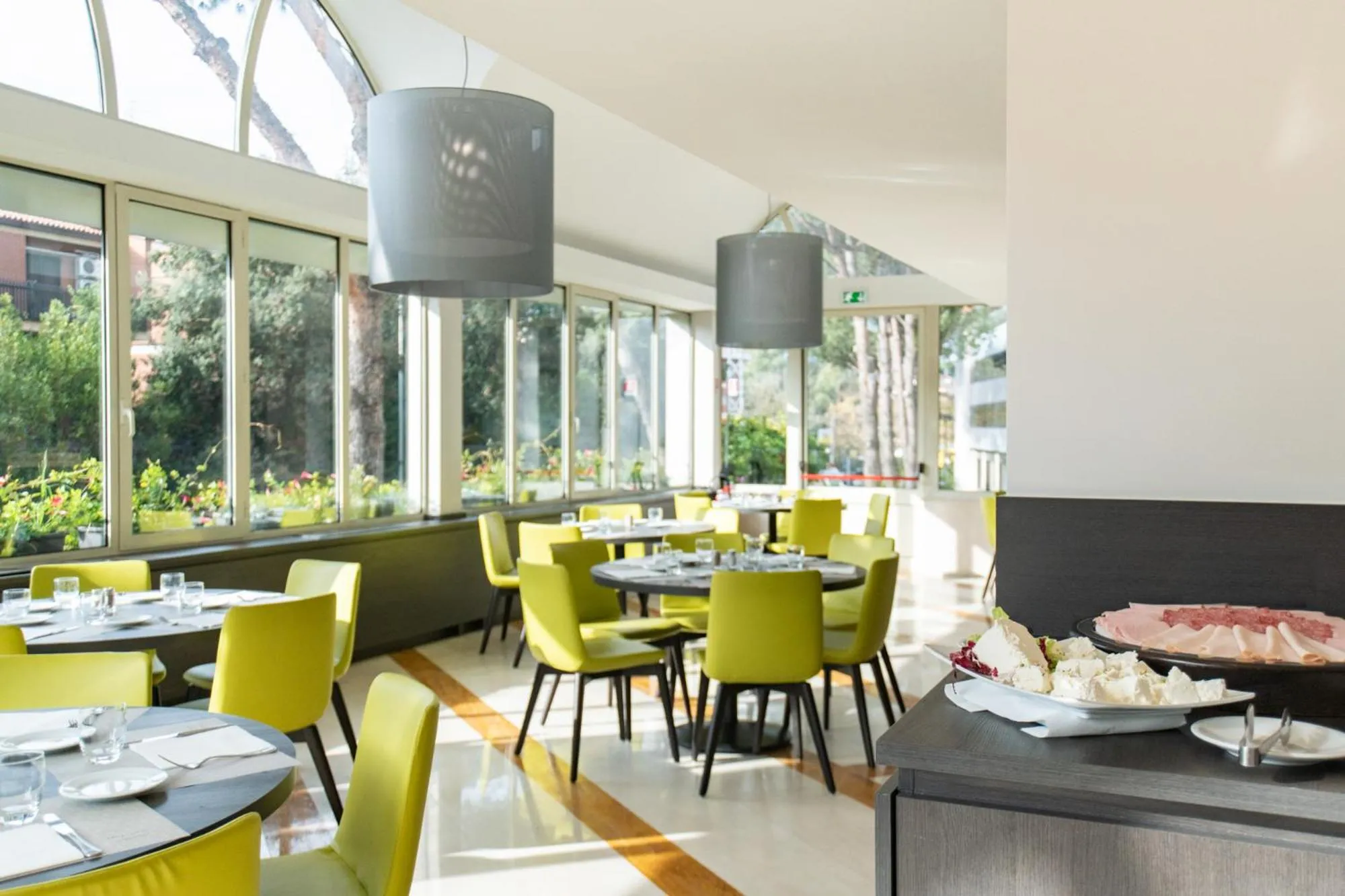 Restaurant/places to eat in Mercure Roma West