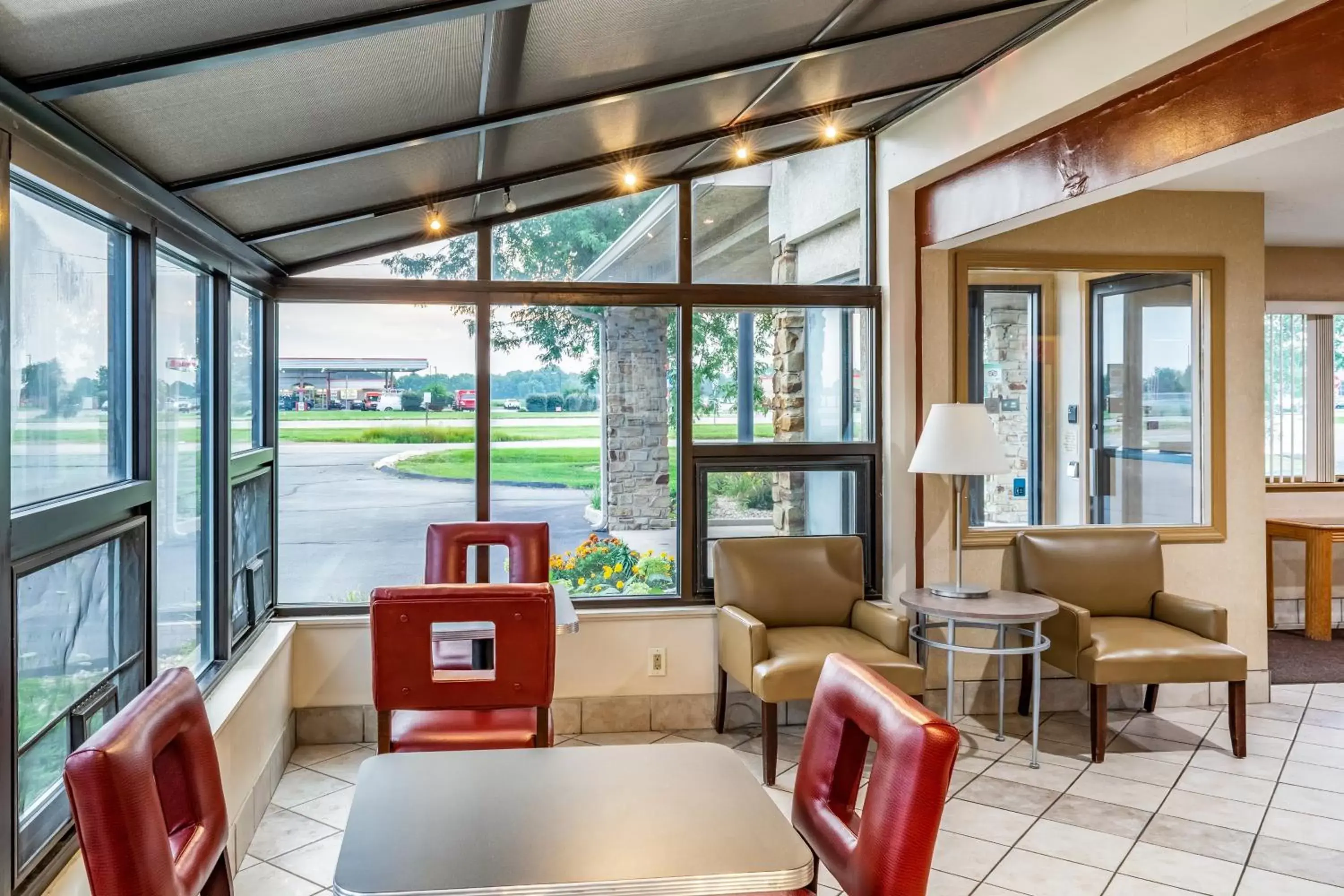 Lobby or reception, Restaurant/Places to Eat in Red Roof Inn Columbus - Taylorsville