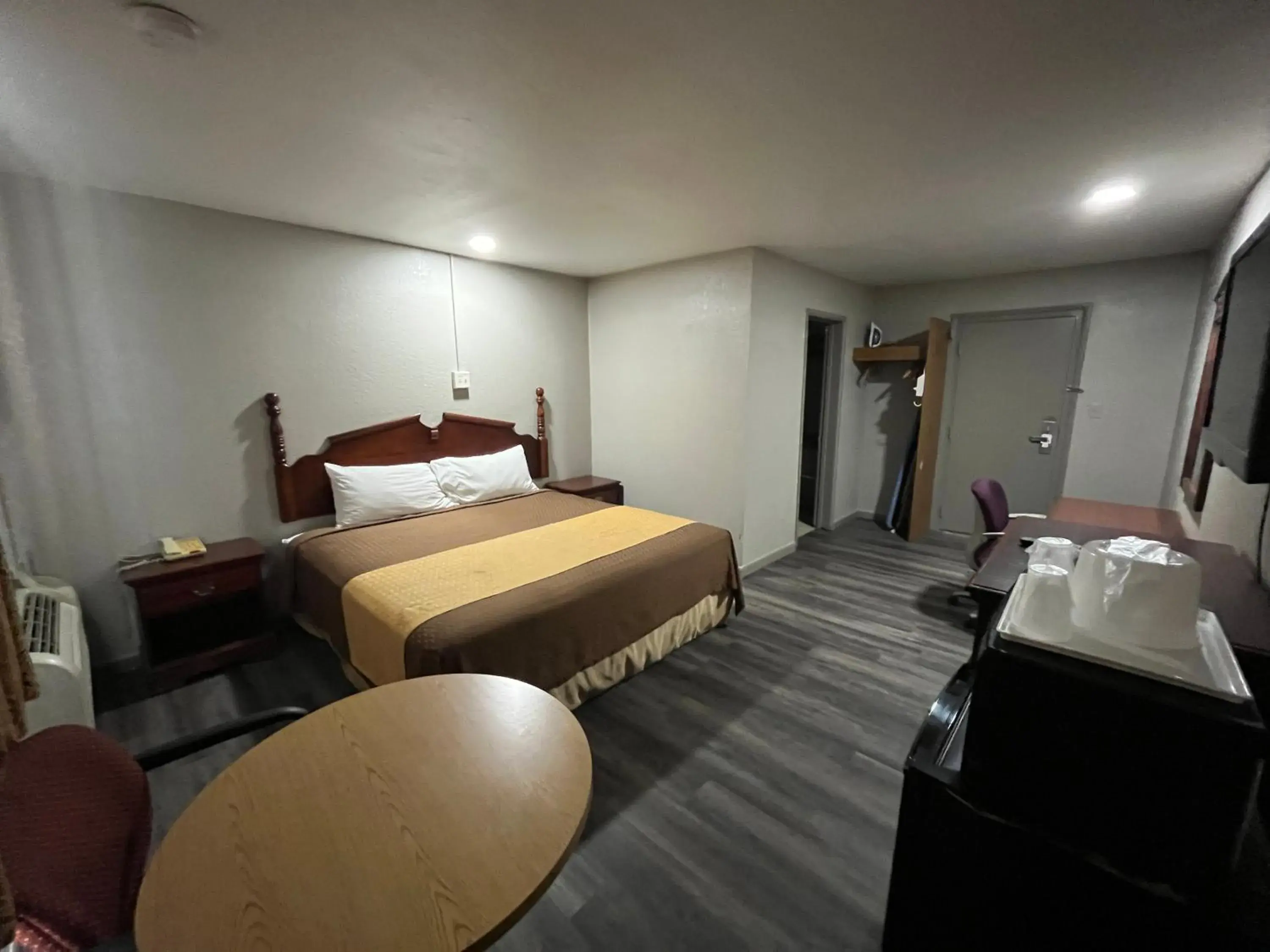 Photo of the whole room, Bed in Mid Towne Inn & Suites