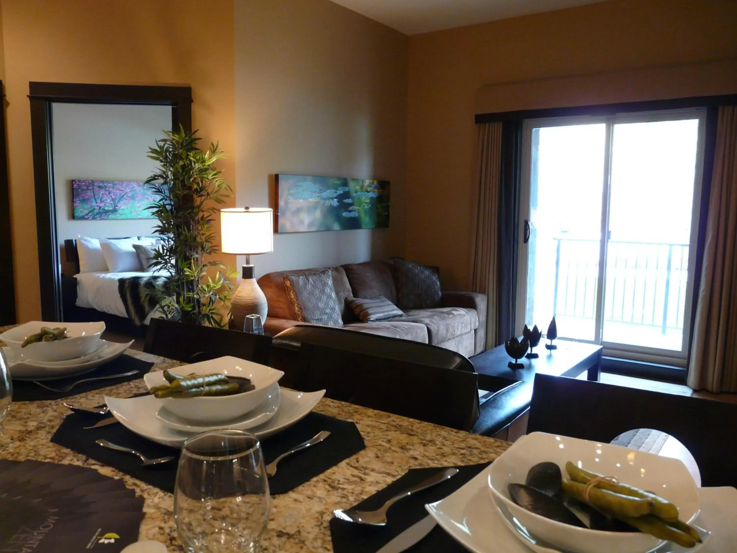 Kitchen or kitchenette, Seating Area in Silver Creek Lodge