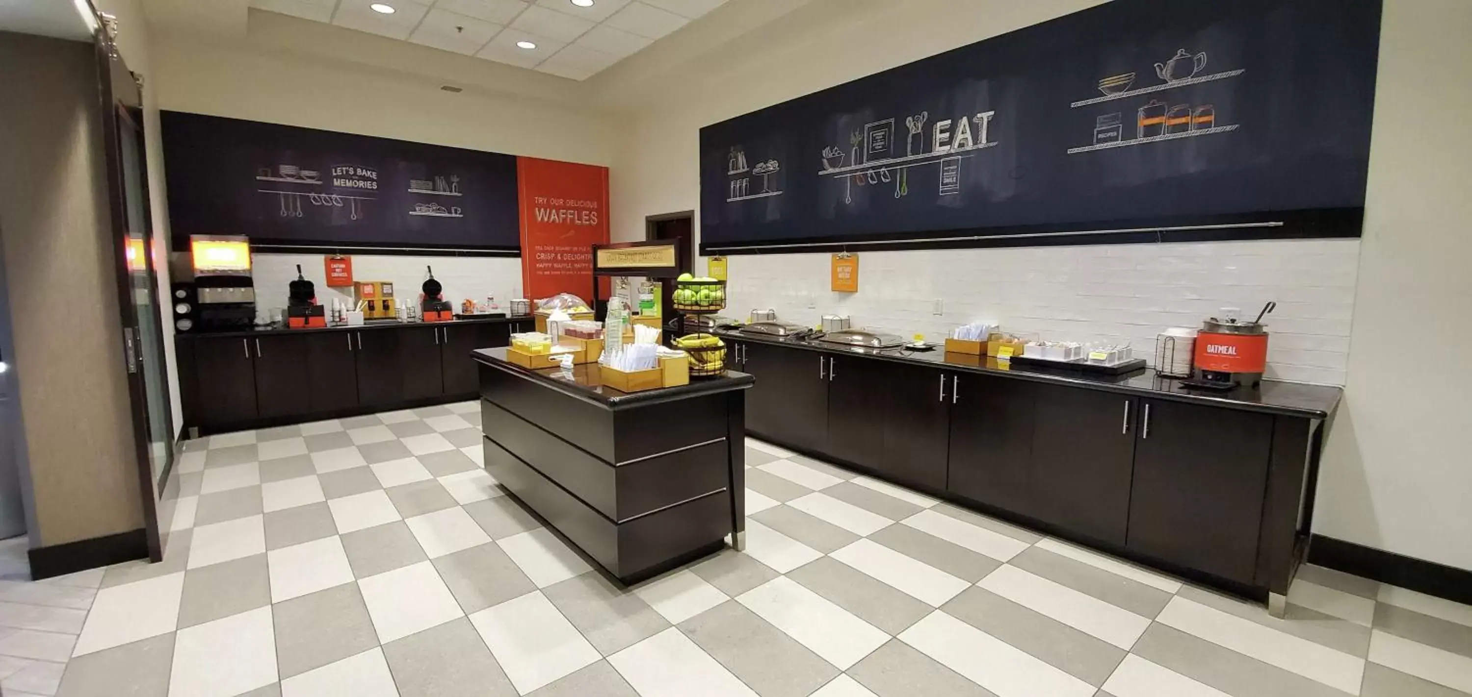 Breakfast, Kitchen/Kitchenette in Hampton Inn Kearney