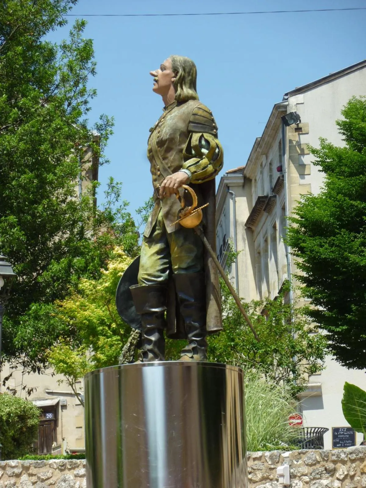 Nearby landmark in Hotel de France