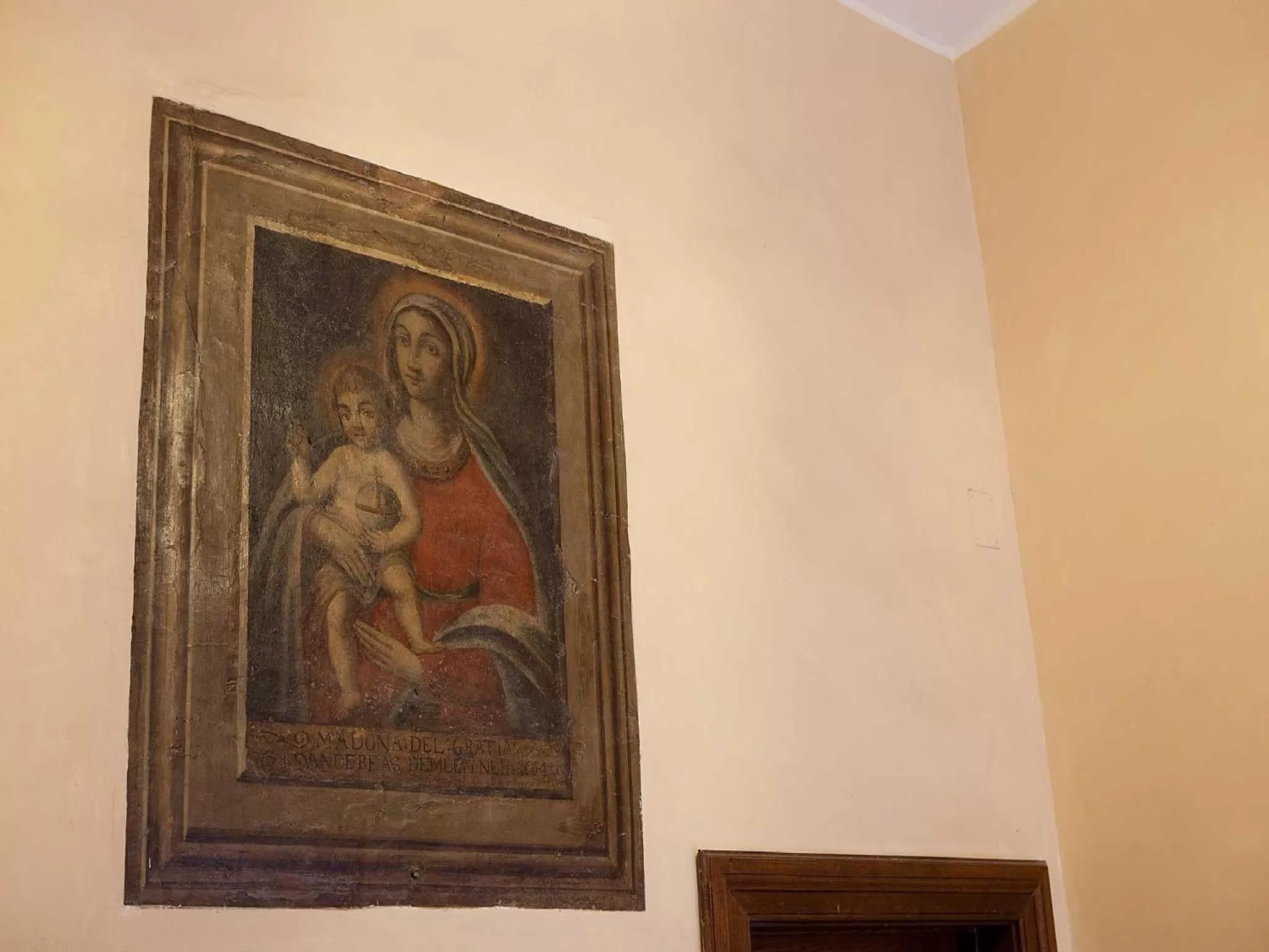 Decorative detail in Pantheon Inn