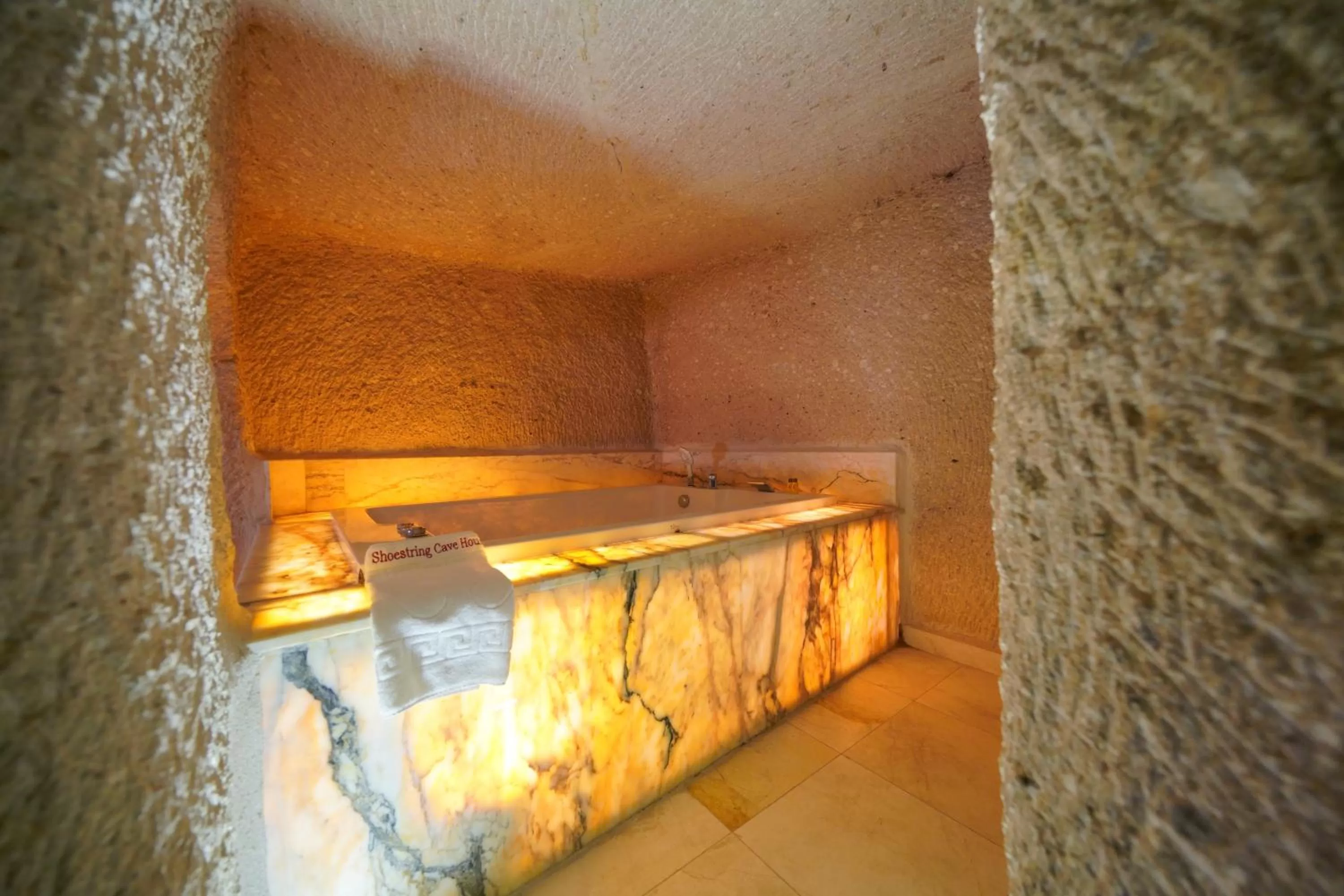 Bath in Shoestring Cave House