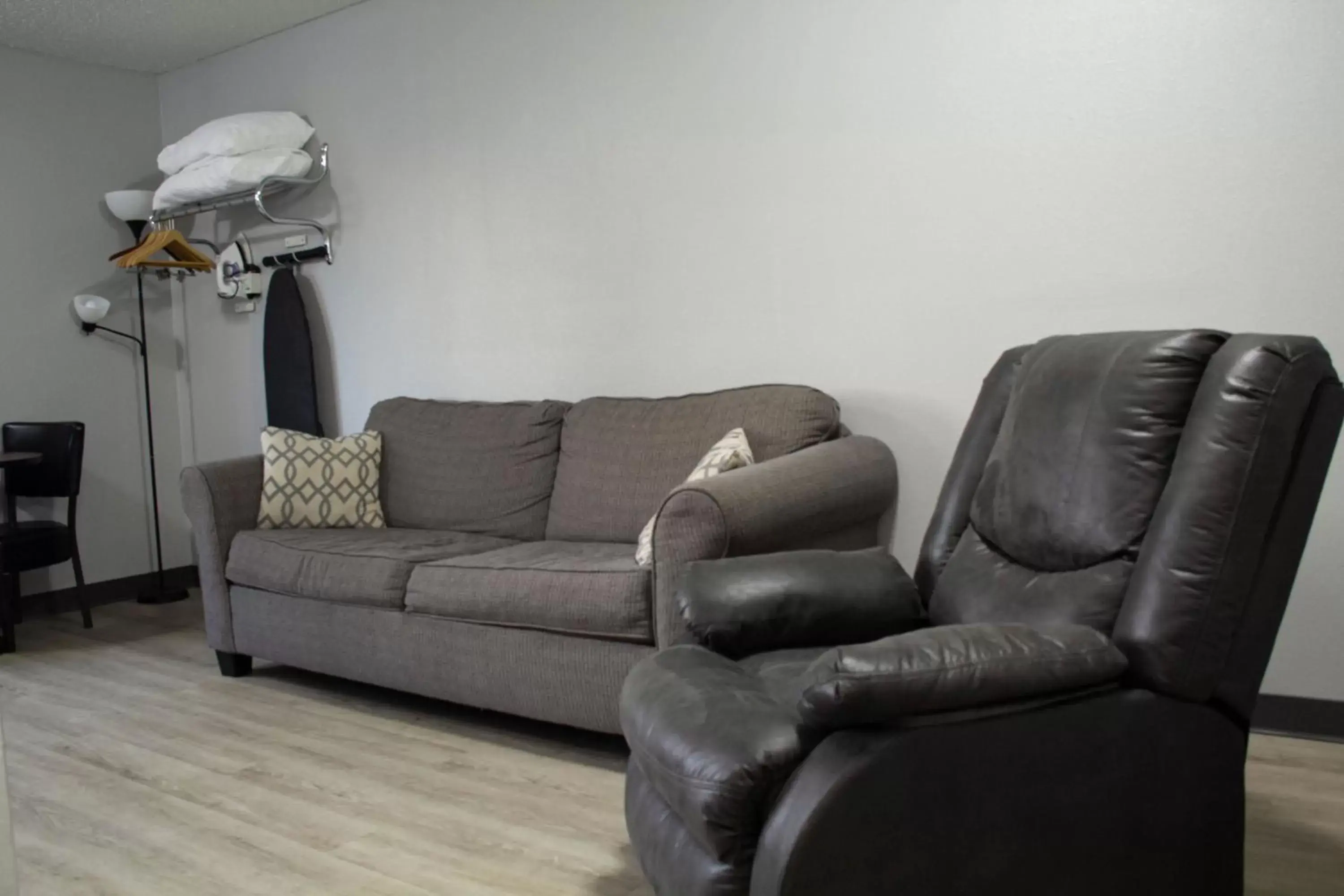 Photo of the whole room, Seating Area in New Victorian Inn & Suites-Norfolk