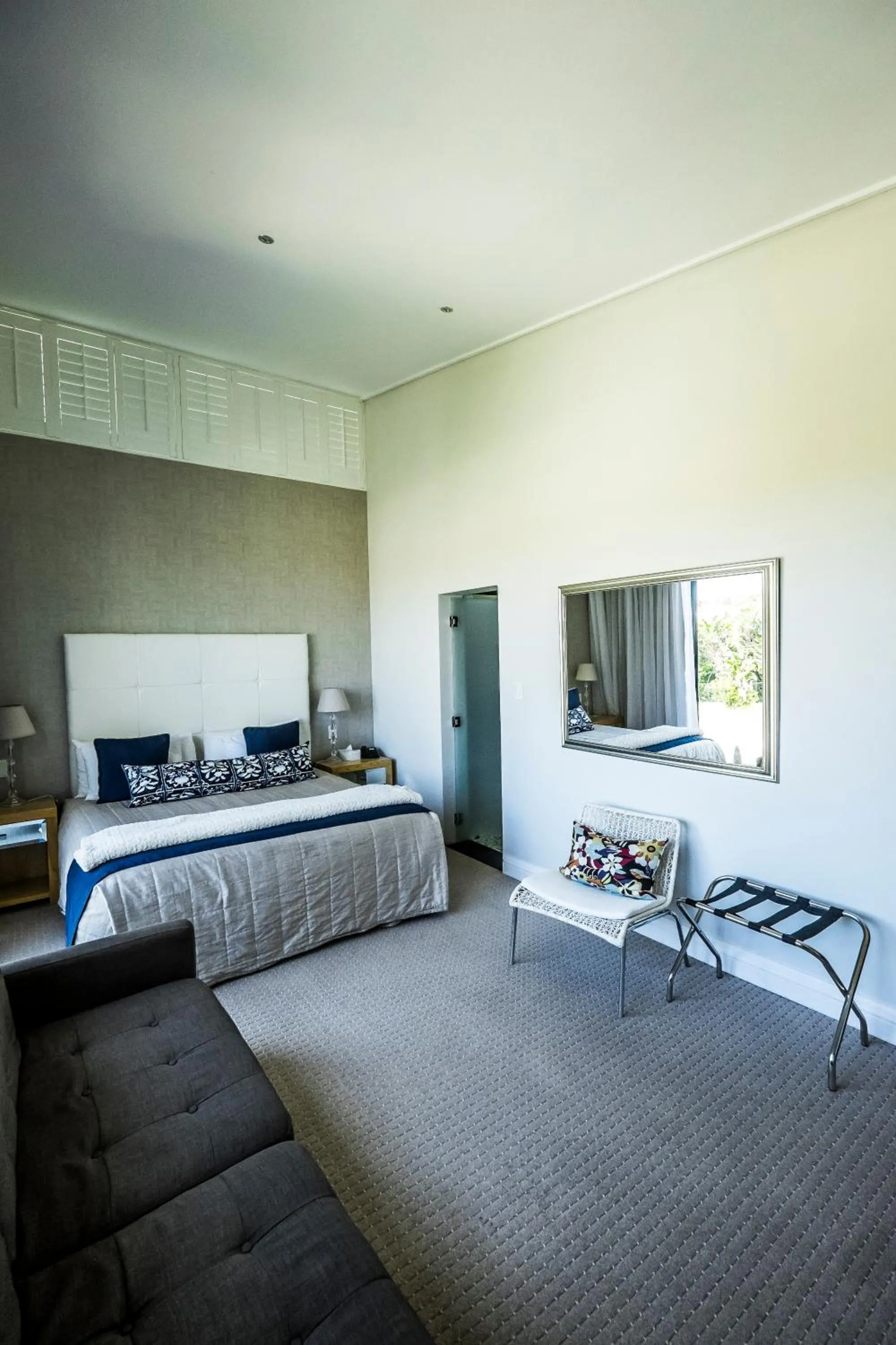 Photo of the whole room in Isango Gate