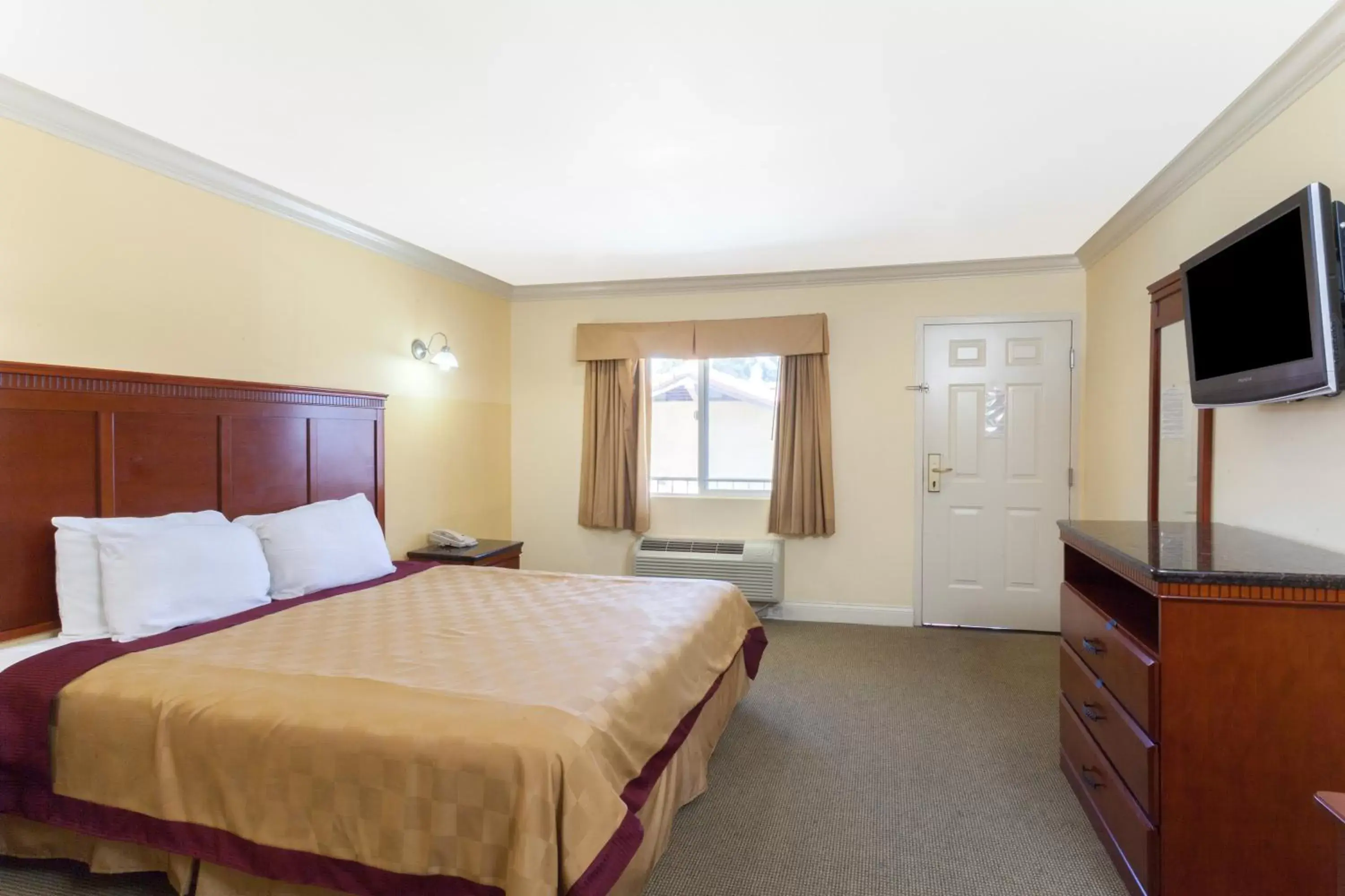 King Room- Non-Smoking in Travelodge by Wyndham Brea