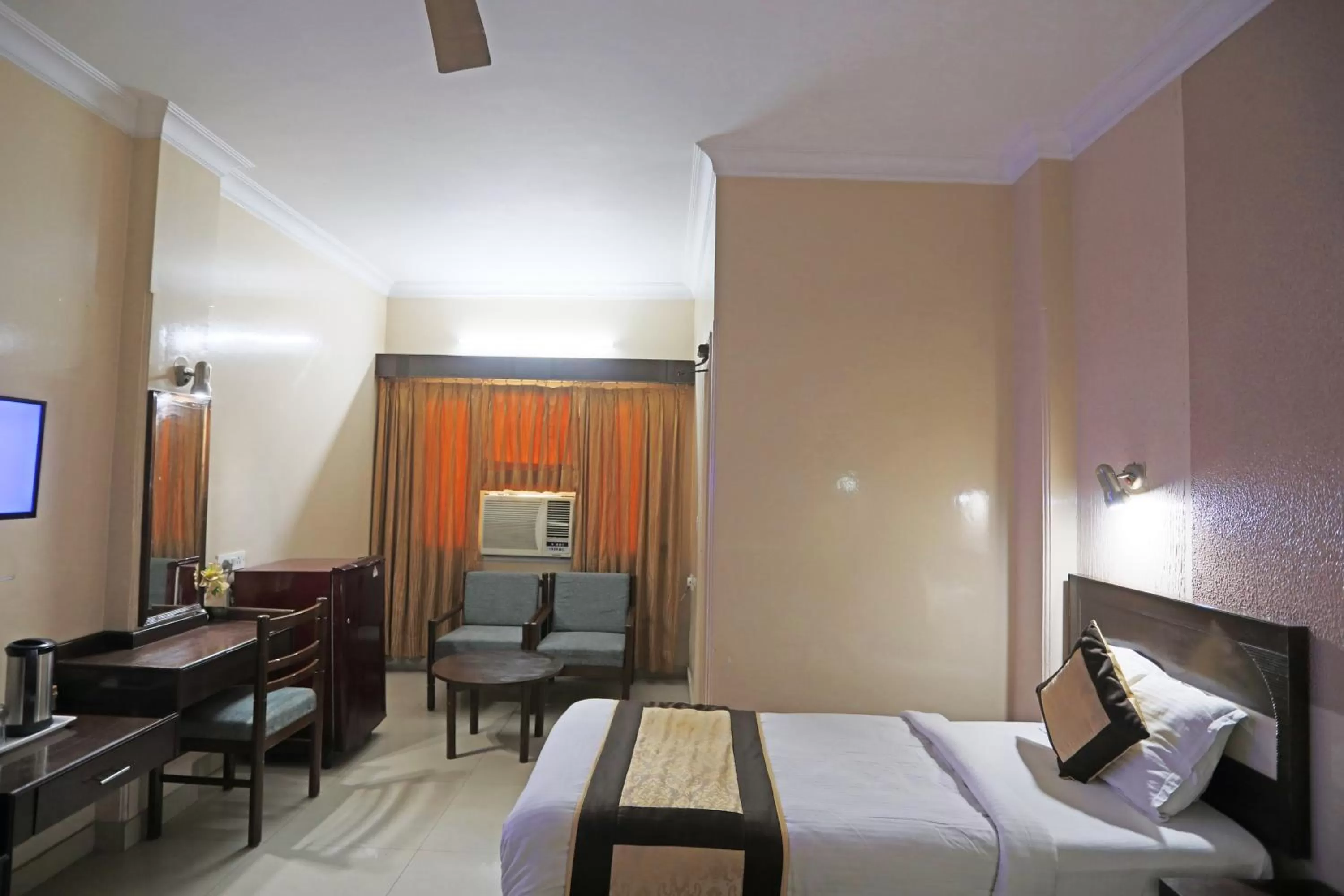 Bedroom in Hotel The Tourist - 1 min from New Delhi Railway Station