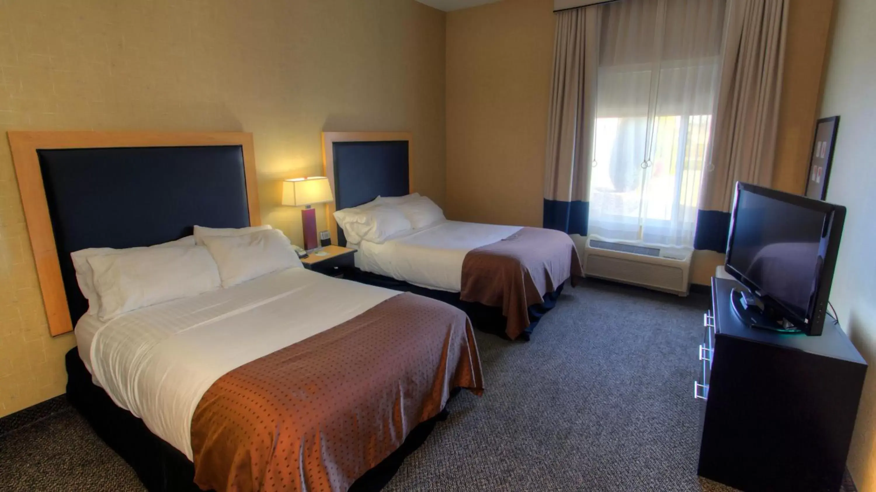 Photo of the whole room, Bed in Holiday Inn Boise Airport, an IHG Hotel