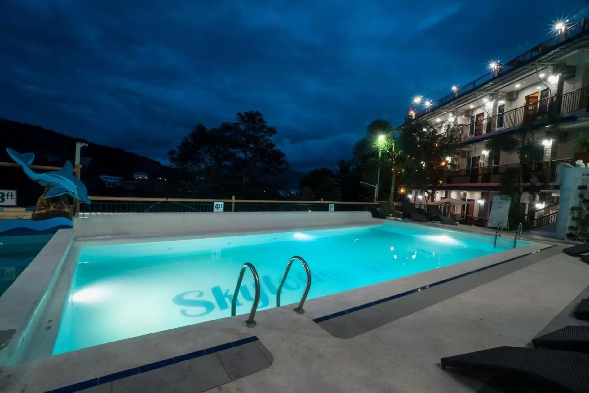 Swimming Pool in Skylodge Resort