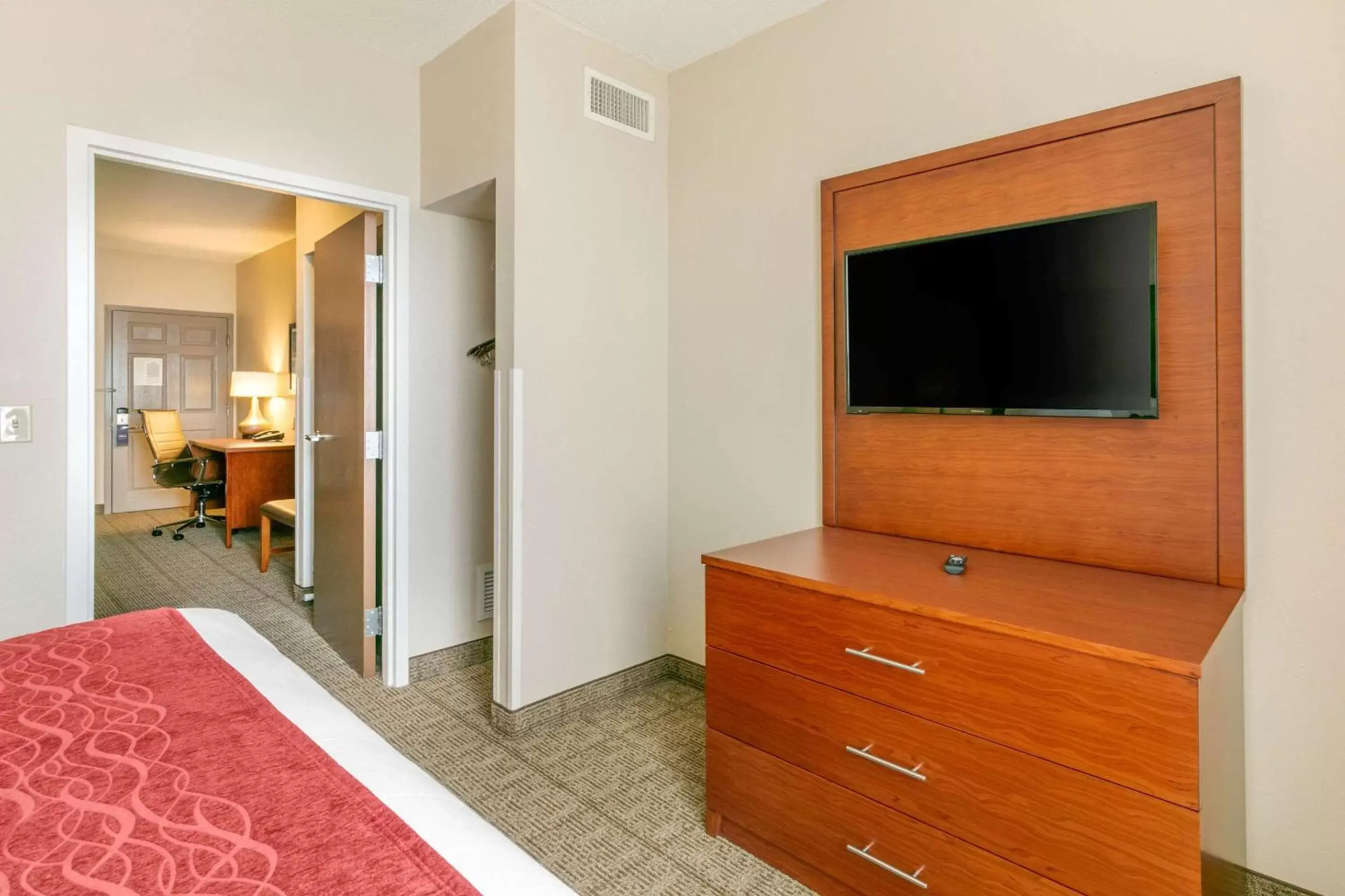 Photo of the whole room, TV/Entertainment Center in Comfort Inn & Suites Nashville Franklin Cool Springs