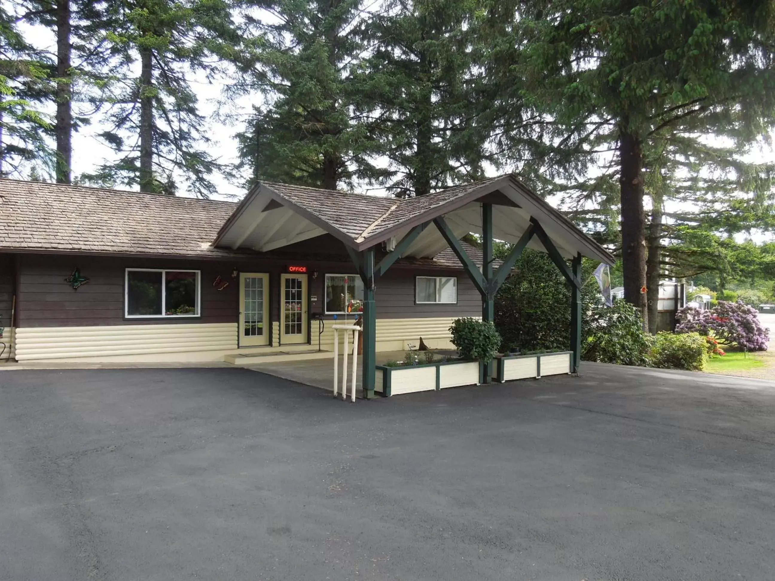 Facade/entrance, Property Building in Park Motel and Cabins