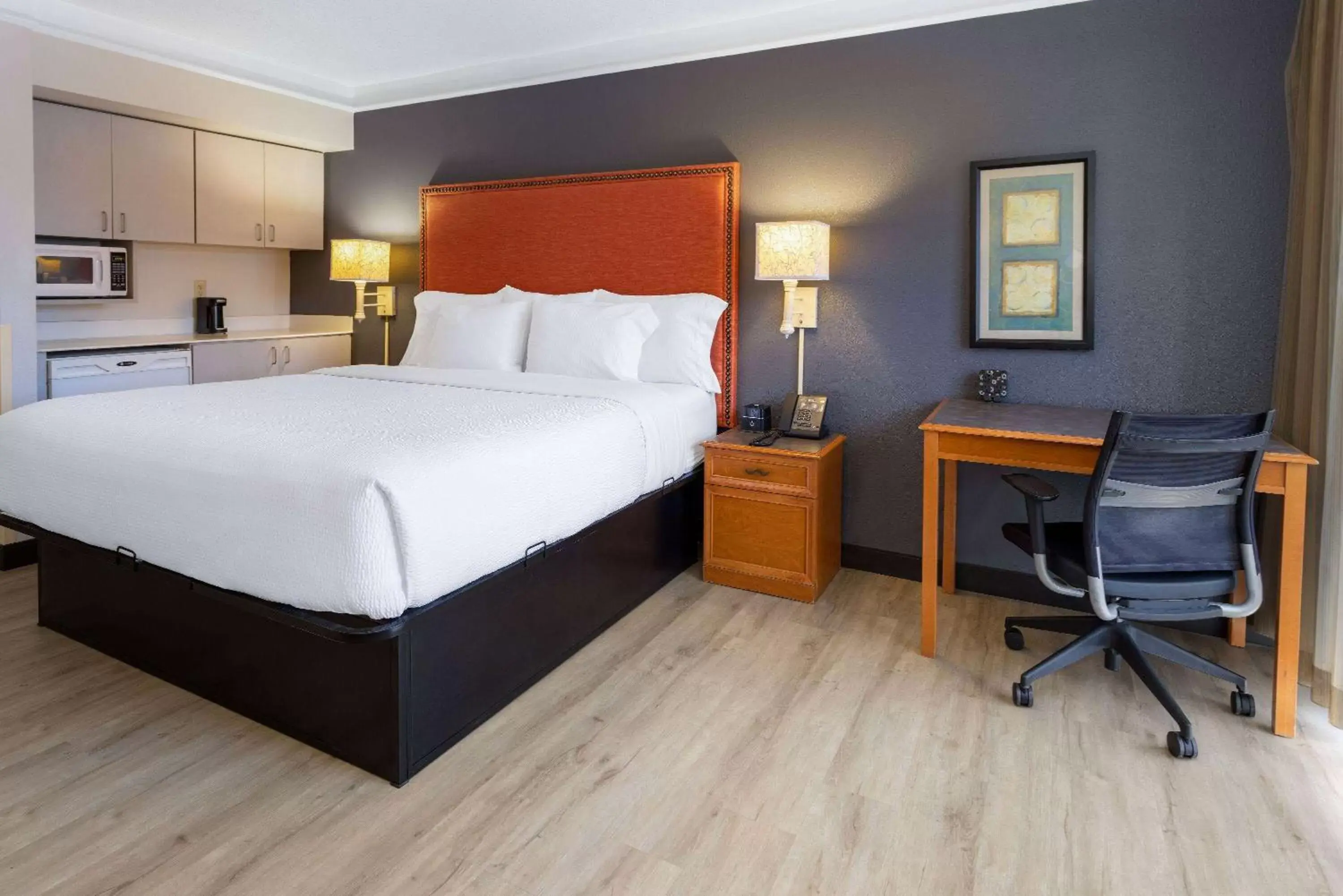 Photo of the whole room, Bed in La Quinta Inn & Suites by Wyndham Kingsport TriCities Airport