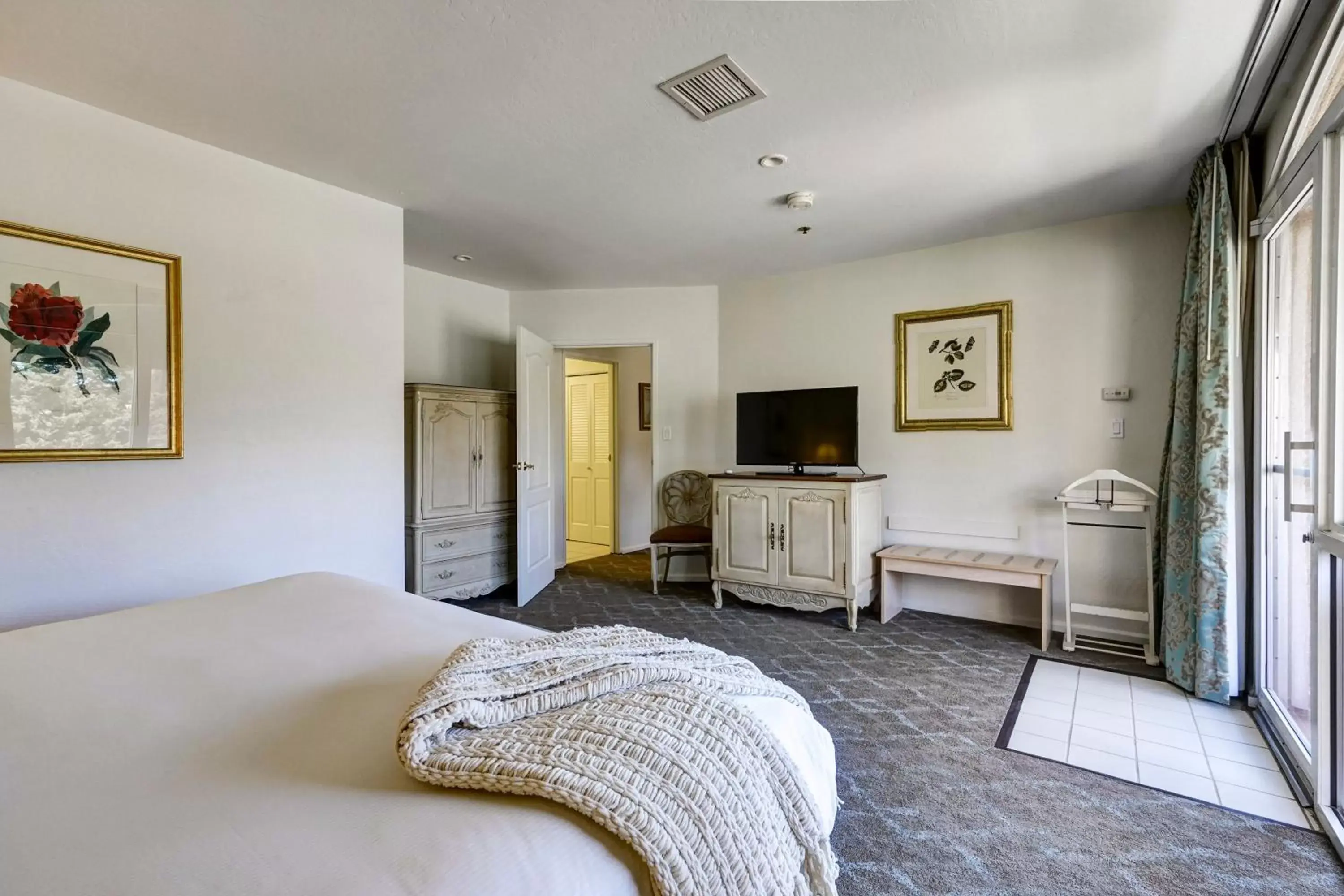 Bed, TV/Entertainment Center in Forest Villas Hotel