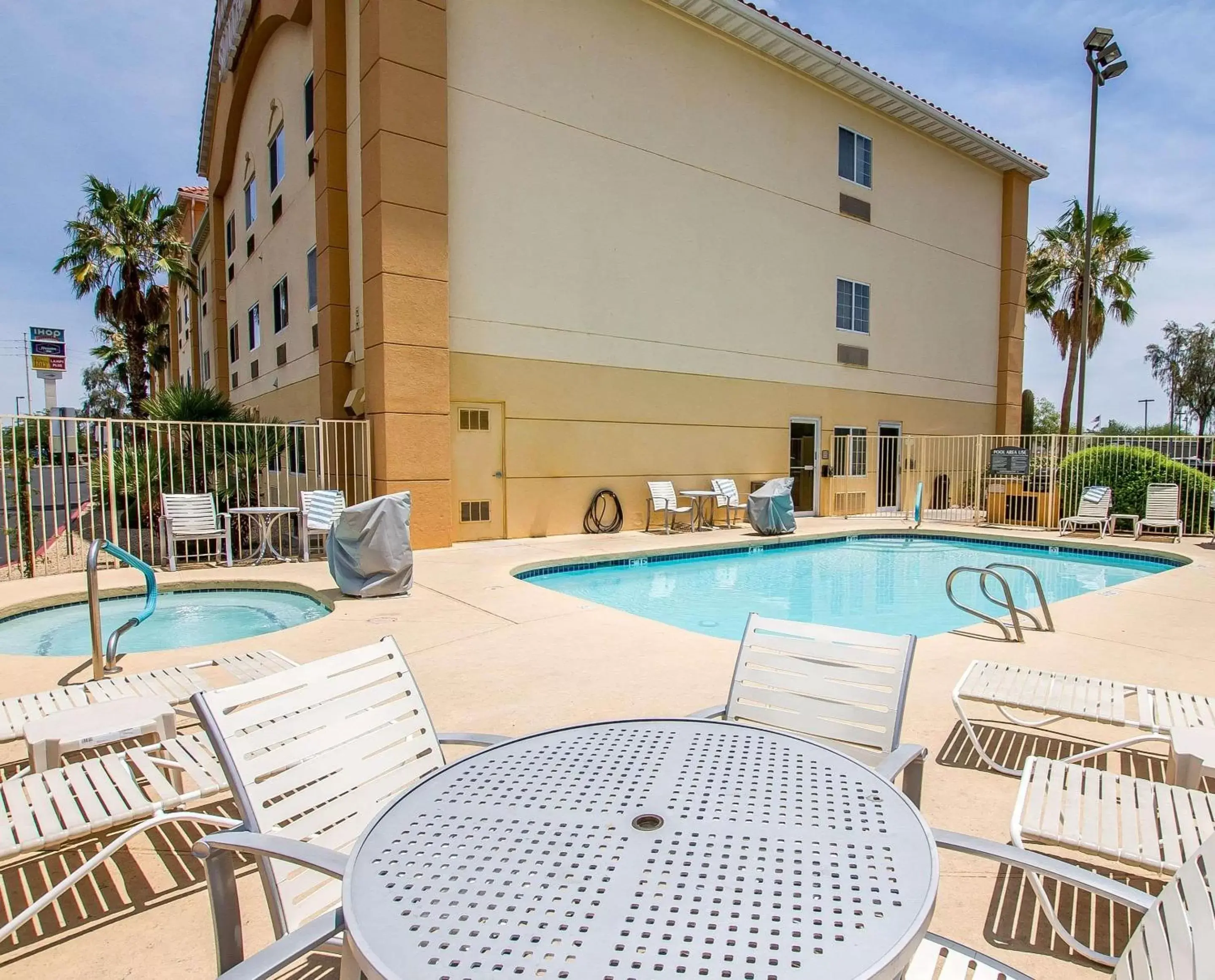 On site, Swimming Pool in Comfort Suites Peoria Sports Complex