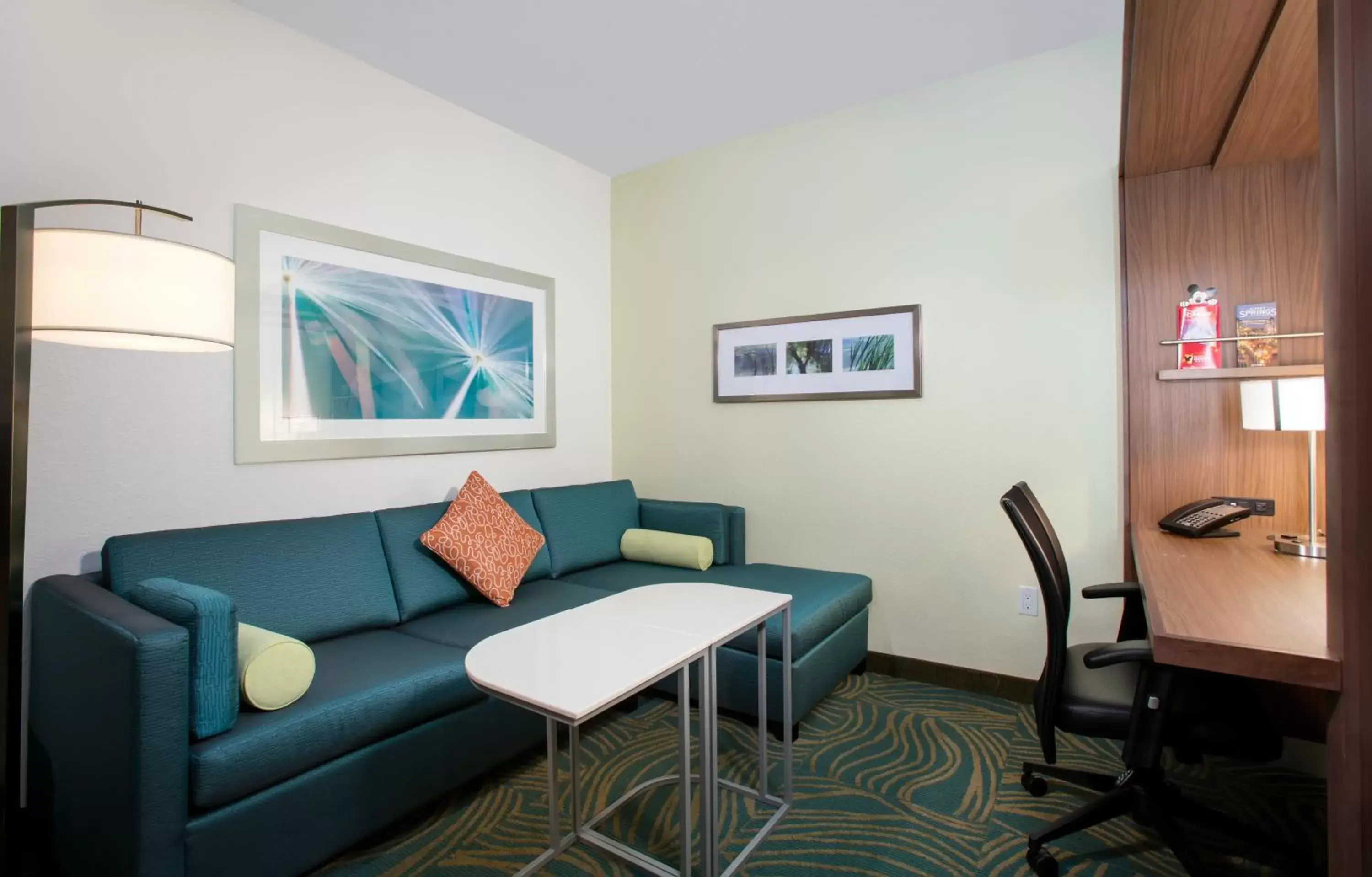 Living room, Seating Area in SpringHill Suites by Marriott Orlando at FLAMINGO CROSSINGS Town Center-Western Entrance