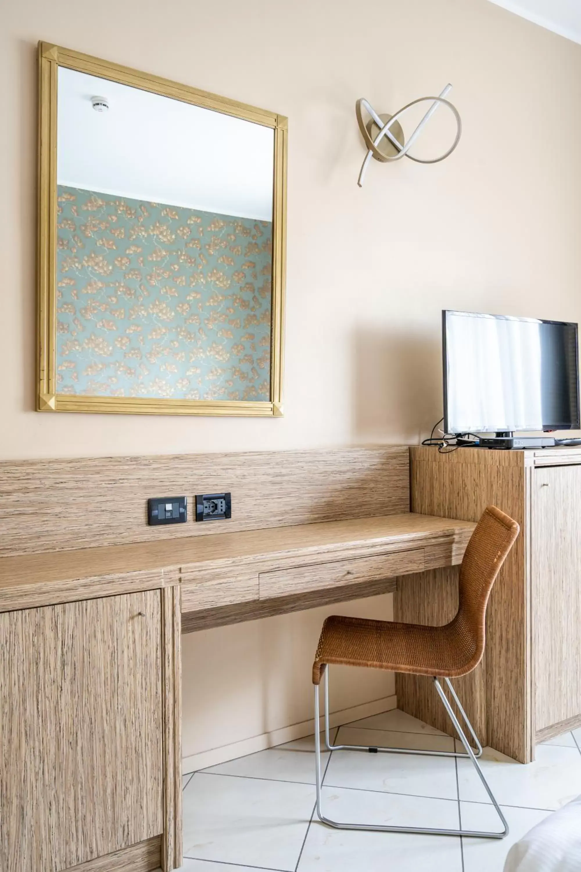 TV and multimedia, Bathroom in Hotel Parisi