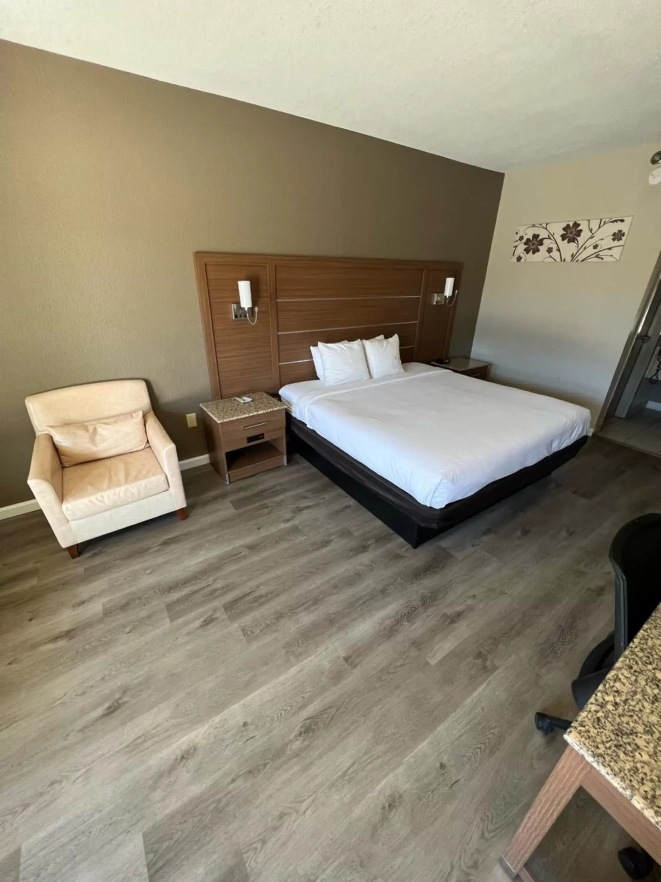 Bed in Quality Inn & Suites near Six Flags - Austell