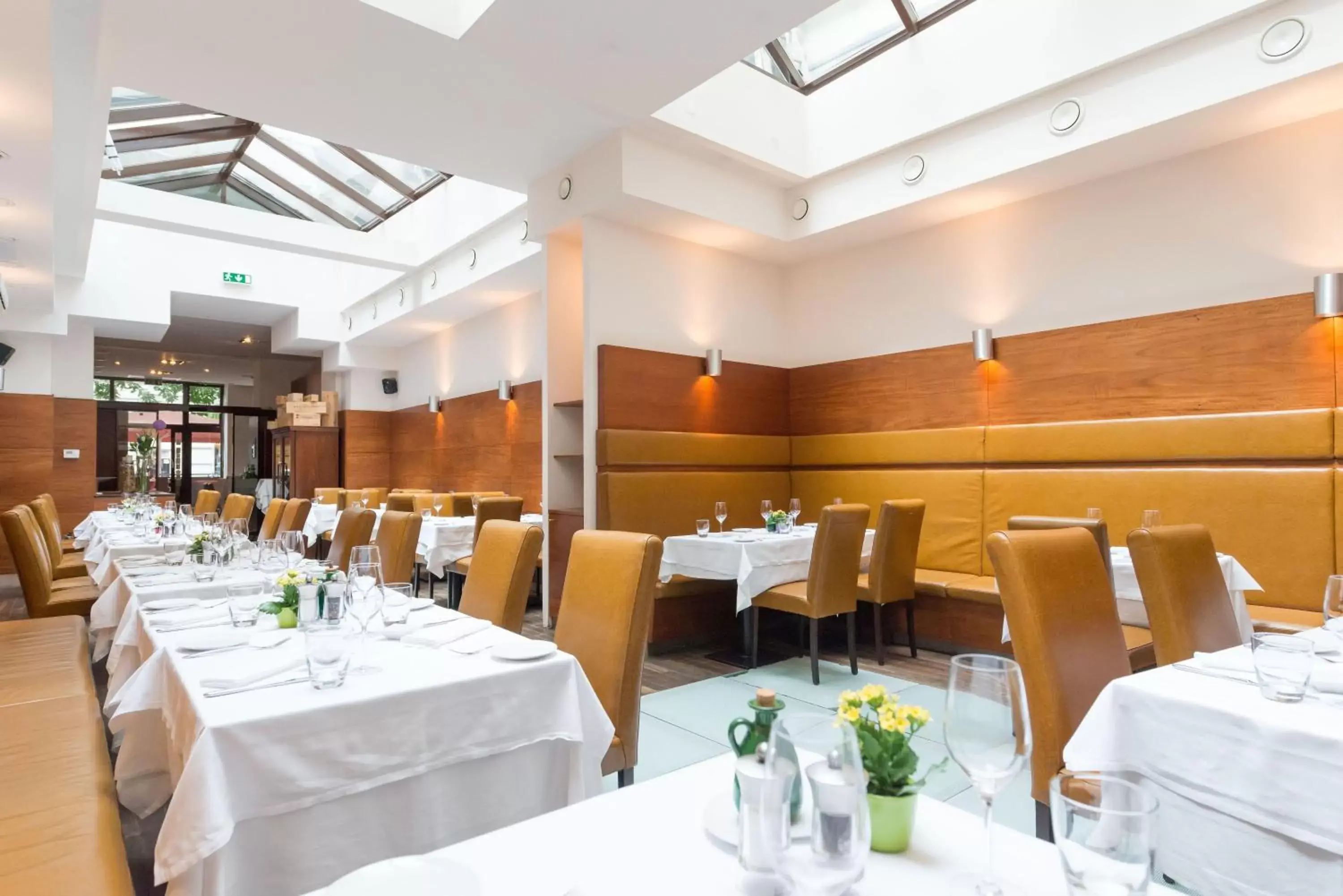 Restaurant/Places to Eat in Hotel Marc Aurel - Newly refurbished