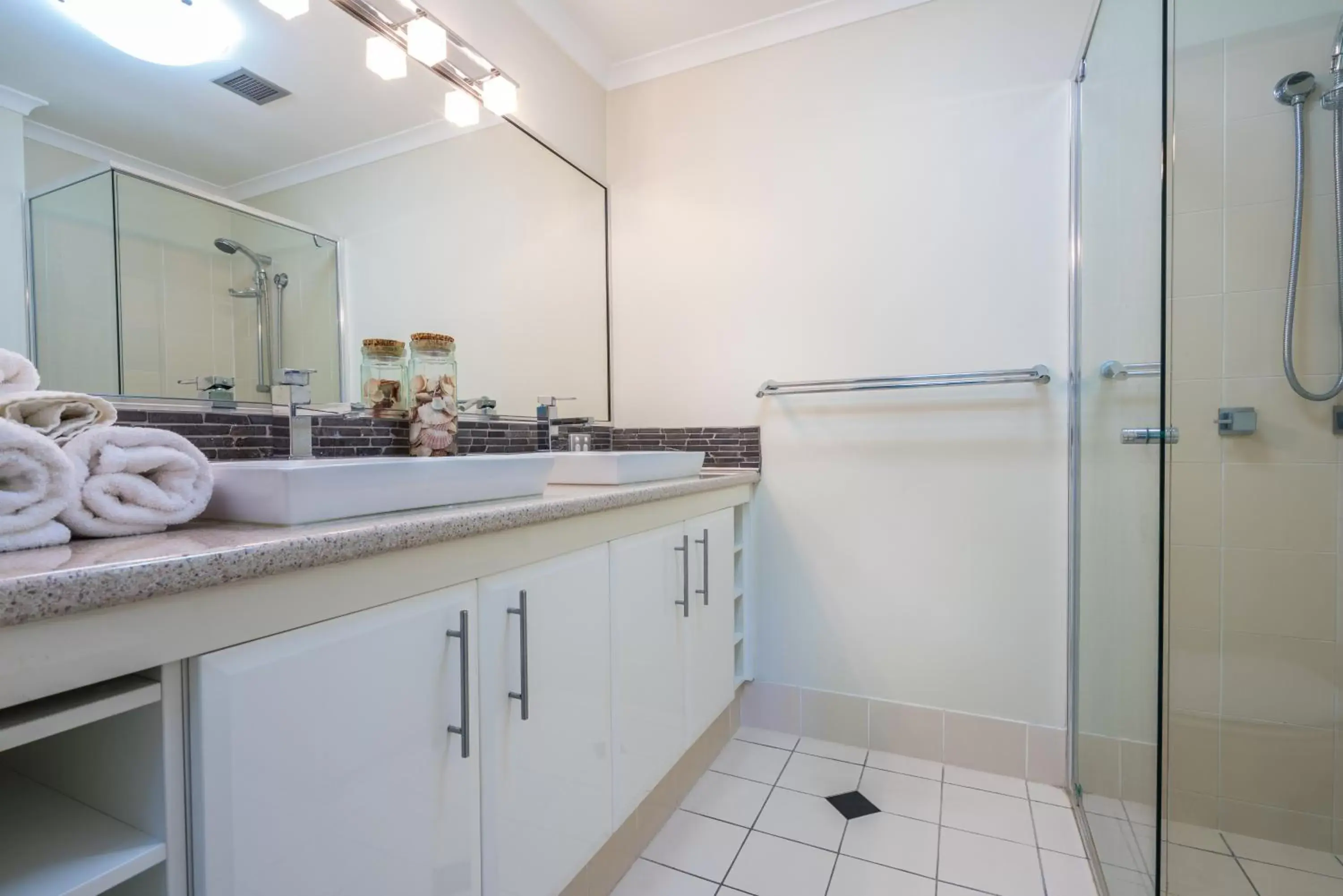 Bathroom, Kitchen/Kitchenette in Currumbin Sands On The Beach