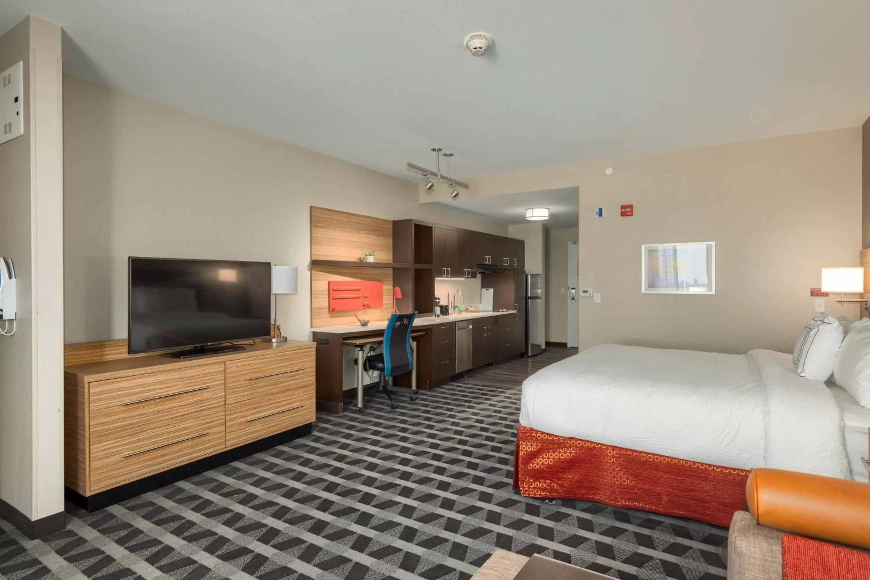 Bedroom, TV/Entertainment Center in TownePlace Suites by Marriott Owensboro
