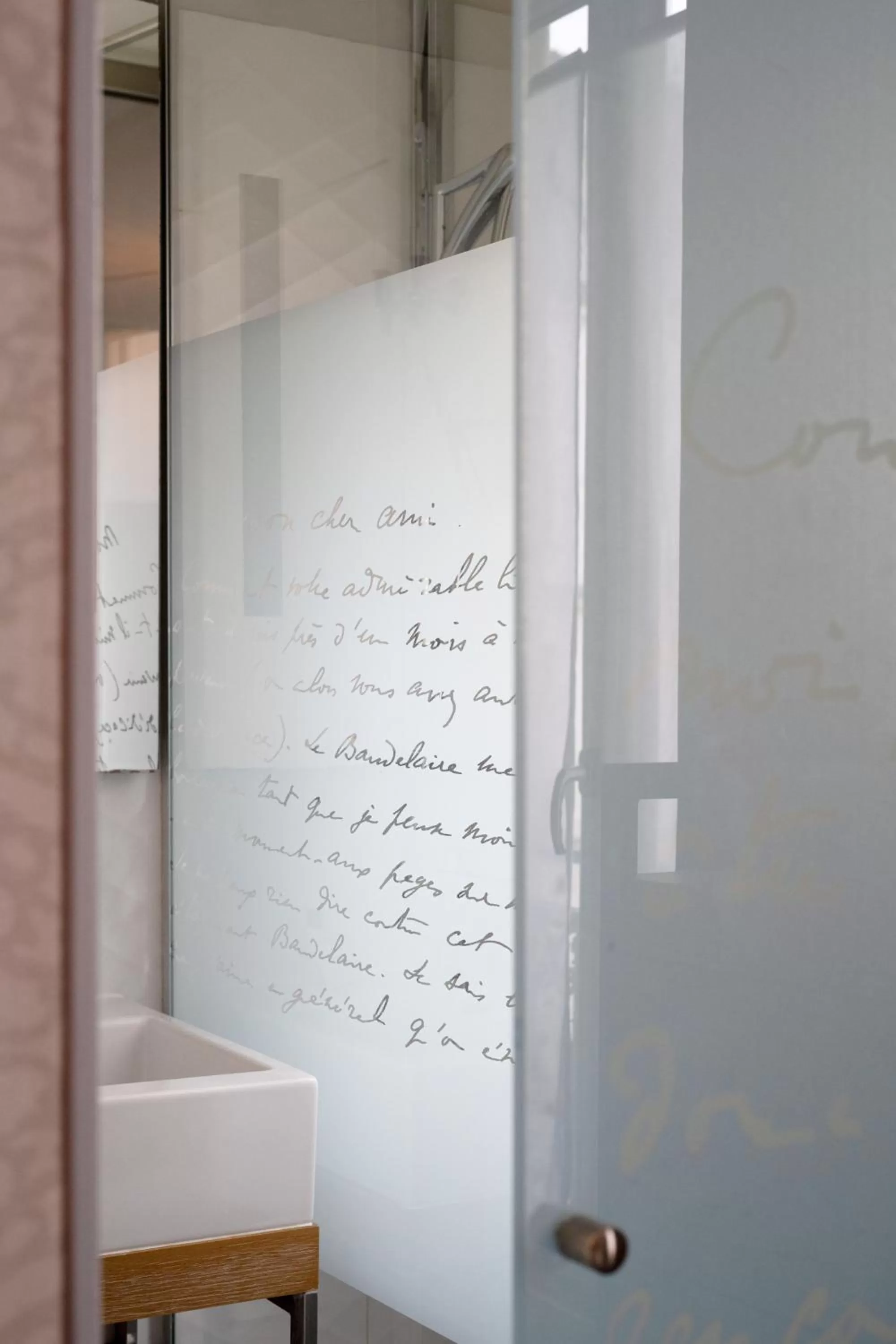 Shower in Hotel Litteraire Le Swann, BW Premier Collection