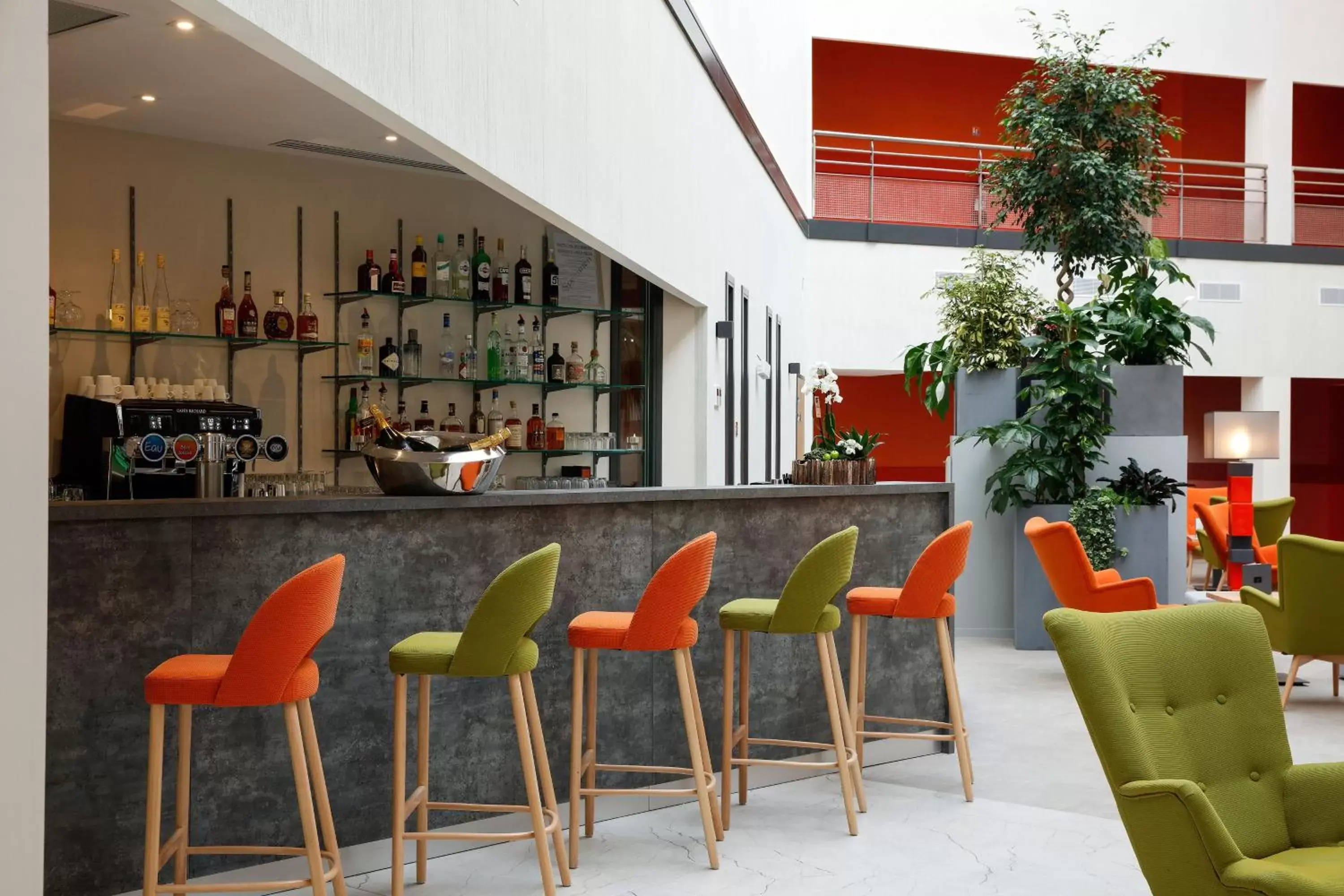 Lounge or bar, Lounge/Bar in Best Western Plus Hôtel Escapade Senlis